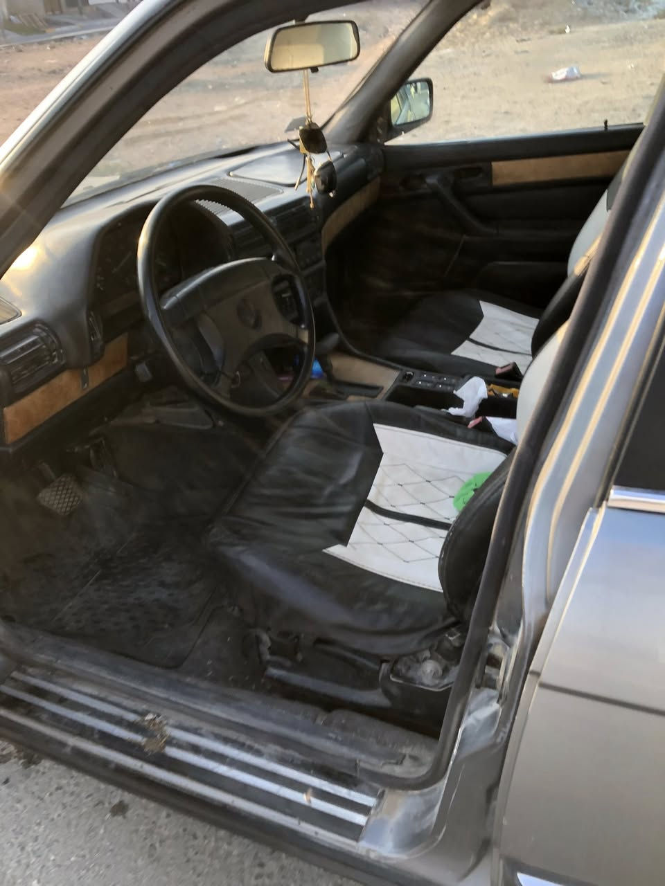 سلام عليكم للبيع بي ام رقم انبار مشروع وطني رقم انكليزي جديد بسمي مكينه وكير مكفولات مكينه جديده قبل شهرين شاده سياره ماشاء الله خير من الله مكاني كربلاء ***********
