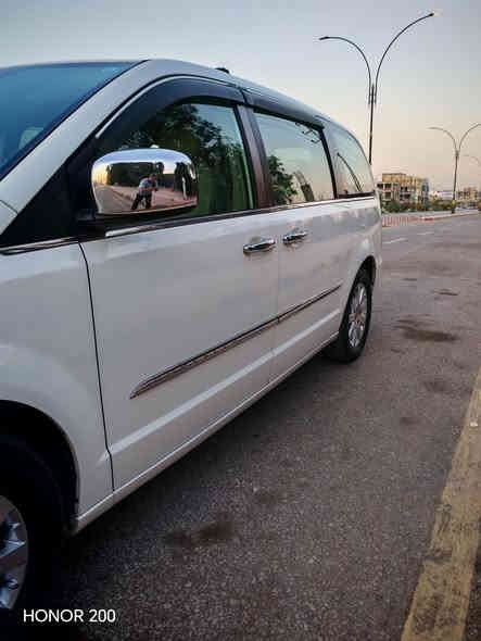 السلام عليكم ورحمة الله 
للبيع سيارة: كرايسلر تاون كانتري لون أبيض موديل 2013. علما السياره كلين بدون حادث كنديه 
•الضرر: باب الصدر صبغ قليل ودور الجاملغ الخلفي قليل صبغ ويوجد سونار باقي السياره كفاله 
•الرقم: رقم بغداد اباسمي تحويل مباشر . 
سنويه جديده رقم جديد
•الايرباكات: بدون اي ايرباك
•المواصفات :
▪️السيارة: كرايسلر تاون كانتري 
▪️الموديل: 2013
▪️المحرك: 3.6L (ستة سلندر)
▪️العداد: 159000 الف ميل حقيقي
▪️ويل كب مع طقم تايرات جديد
▪️لايتات اصفر مع كشافات دعامية
▪️كامرة خلفية دوارة اصل مع الستيرن
▪️شاشة الدشبول حجم كبير للتحكم بأيعازات السيارة
▪️:كشنات السيارة جلد رصاصي فاتح اصل
▪️تحكم فول كهرباء لكرسي السائق
▪️ثلاث قطع تبريد
▪️السيارة 7 راكب
▪️الأبواب الجانبية كهربائية
▪️سستم صوت
▪️تحكم ستيرن جهتين بلوتوث وحاكية وكروس سرعة وتحكم صوت 
▪️نظام ABS مانع انزلاق
السعر المطلوب: 16700$ مع المجال
السياره موجودة بالنجف الأشرف يمكن الاتصال *********** واتساب موجود
