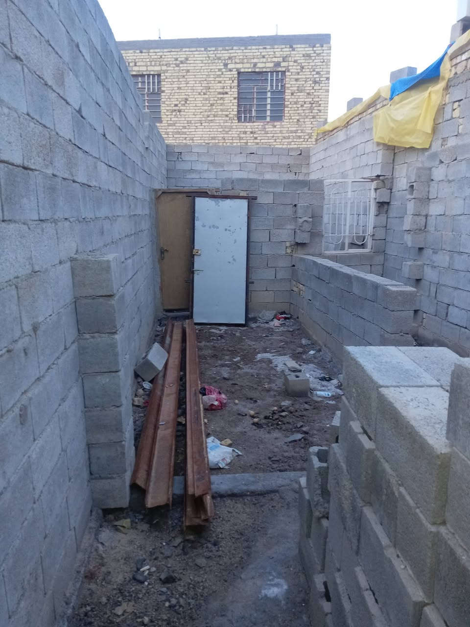 بيت للبيع زراعي 
العنوان دور النفط طابو زراعي سند ٢٥ .

المساحة ٨٠ متر 

الوجة ٤

النزال ٢٠

بايكار واصل للعكادة

وبية ٥ شيلمانات مال غرفة + بلوك اضافي 

بية غرفة وصاله وديوانيه ومطبخ حار بارد ومنور وحمام وتواليت وساحة صغيرة ومثل ما اشوف بالصور

التبليط والمجاري والكهرباء بظهر البيت يعني واصله ان شاء الله 

 السعر ١٤ مليون وبيه مجال 

للاستفسار / ***********
