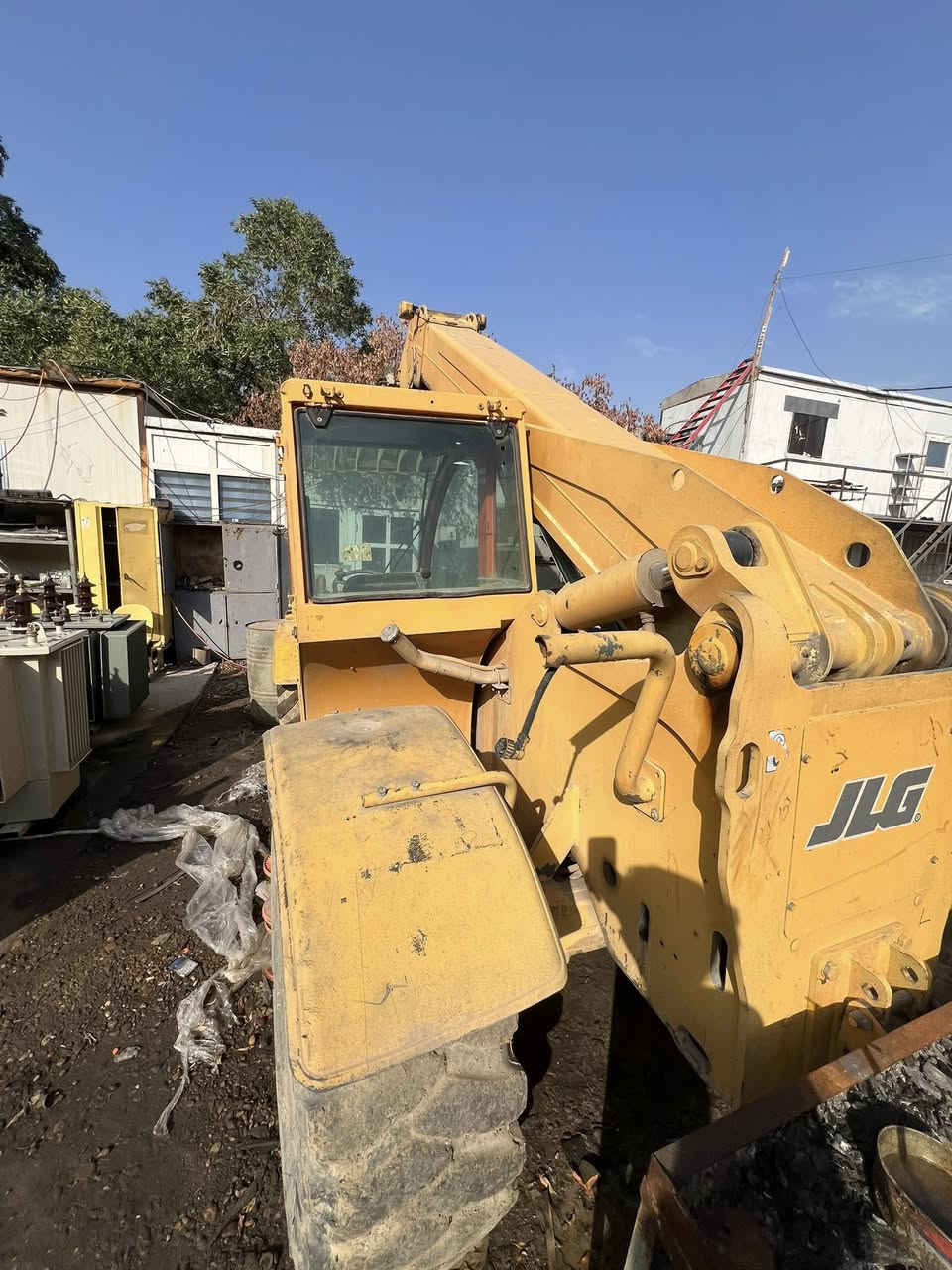 السلام عليكم رافعه الماني 
5 حركات 
محرك دويز 
فور ويل 
وتوجيه ستيرن رباعي الوره والكدام يفترن
مديل 2009.
 جب سلايت 8 متر
وزن 3 طن 
تدفئه تبريد 
الاليه شغاله بس يرادله ترتيب 
مكان بغداد ***********
