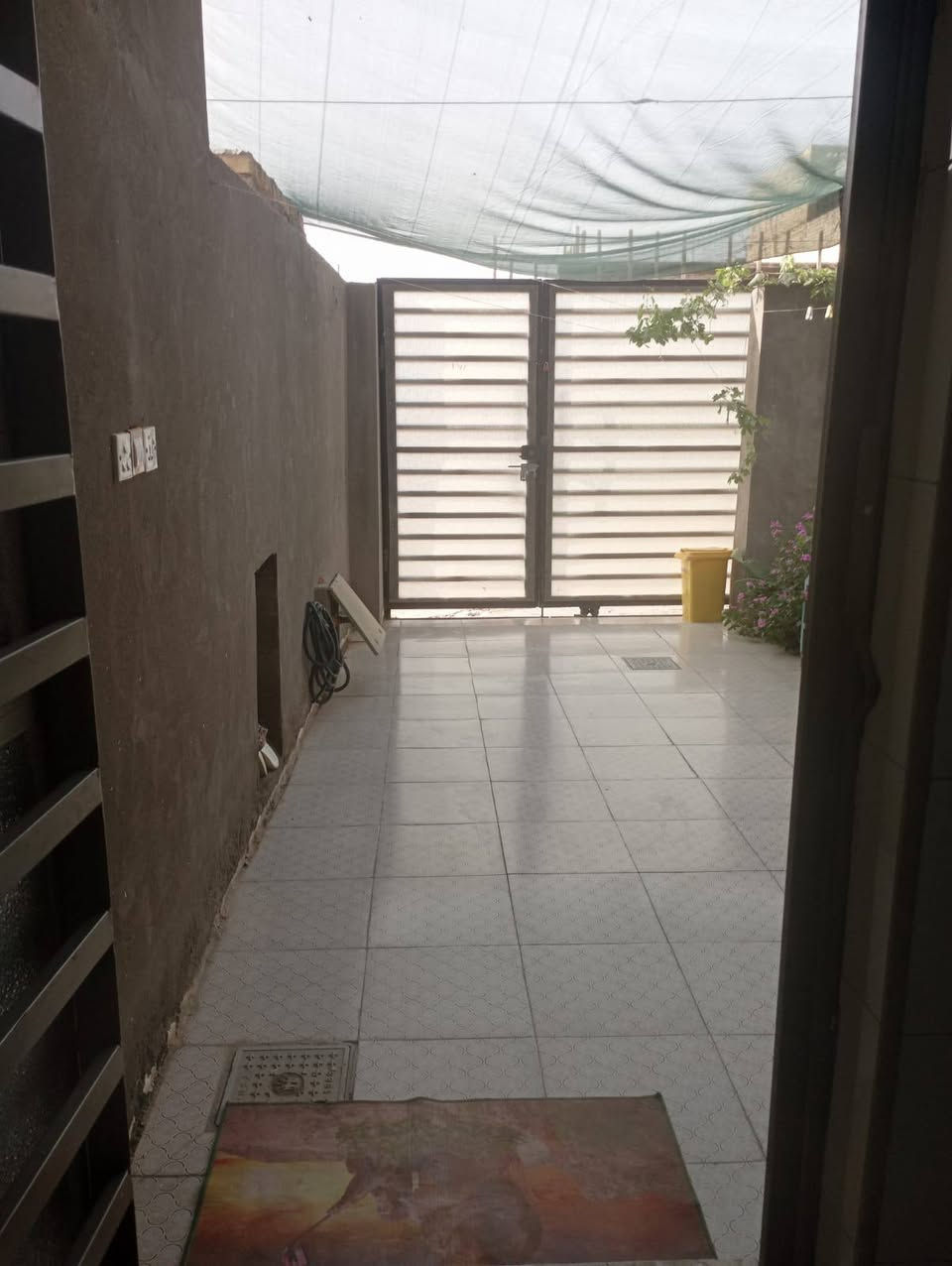 السلام عليكم
دار للبيع 
المساحه 200متر
الجبه8متر والنزال25متر
بناء طابوق السقف صب 
بناء حديث 
طابو زراعي سند25 تحويل مباشر 
عرض الشارع 8متر 
علي قماره مقابل اسواق حسون مخيف 
التفاصيل أكثر ***********
