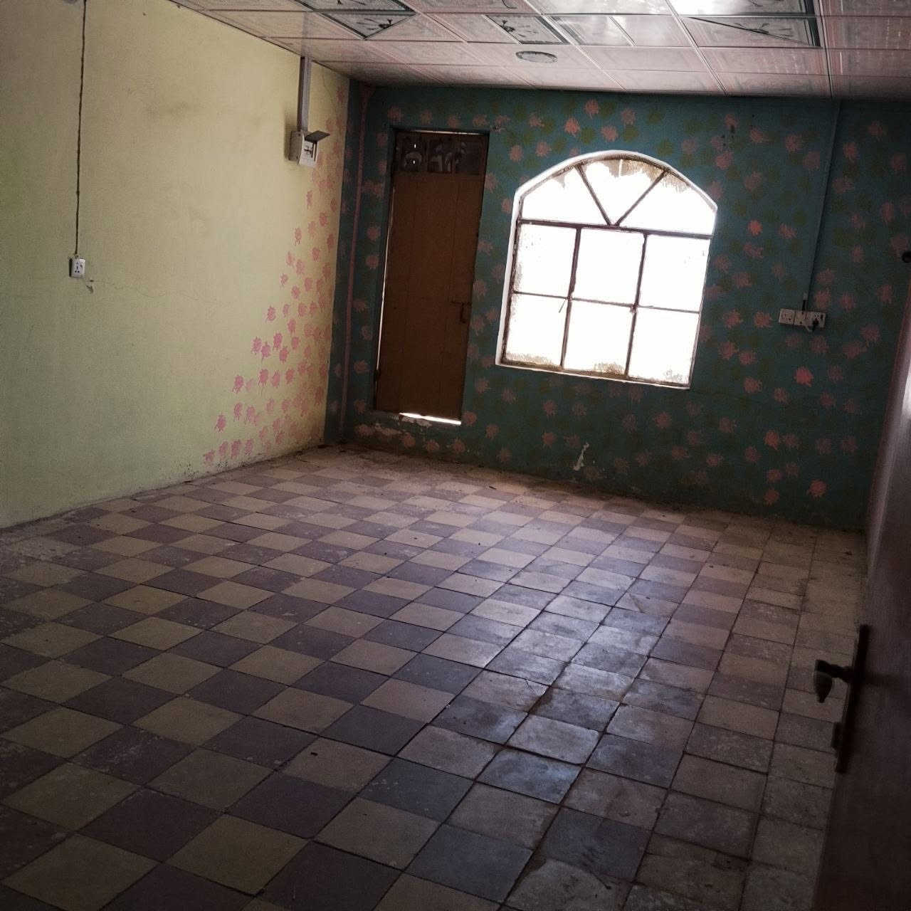 ⭕️للايجار
بيت طابقين في حي الجامعه خلف مستشفى الطفل مساحه150م يحتوي على 3غرف استقبال صاله مطبخ صحيات كراج السعر 700
***********
