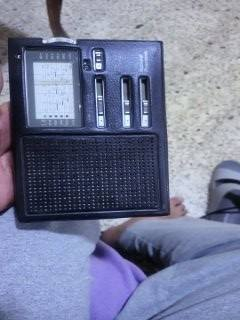 راديو كلاسيكي قديم من إنتاج شركة National Panasonic، ويحمل الموديل الشهير RF-788L المصنوع في اليابان.المواصفات والمميزات الأساسيةمستقبل خماسي الموجات (5-Band Receiver): يدعم نطاقات البث المتعددة وتشمل:الموجة القصيرة المنتشرة (SW Band Spread).الموجة المتوسطة (MW).الموجة الطويلة (LW).موجة الترددات المحلية (FM).أدوات التحكم: يحتوي الواجهة على مؤشرات ومفاتيح منزلقة للتحكم في الصوت (Volume) وتعديل النغمة (Tone) بين الحاد والضخم (Treble / Bass).التشغيل والقدرة: يعمل ببطاريات جافة قياسية (أحجار قلم) أو من خلال محول طاقة خارجي (AC Adapter) بجهد 6 فولت.مؤشر التوليف: مزود بمصباح LED صغير في الأعلى للإشارة إلى دقة وقوة استقبال المحطة (LED Tuning).إذا كنت مهتماً بمعرفة المزيد، هل تود تقدير القيمة السعرية الحالية له كقطعة أنتيك، أم تبحث عن تفاصيل حول كيفية تشغيله وصيانته؟نضيف جدآ 
السعر النهائي 125


**إذا كنت صاحب هذا الإعلان وتريد حذفه لأي سبب، رجاءا أرسل رسالة إلى الدعم الفني**