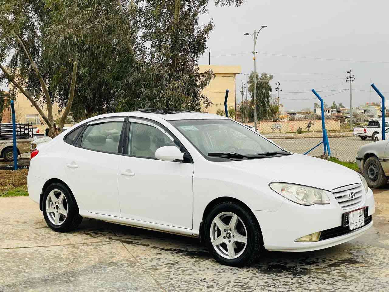 هۆندای ئەلنترا  2009 سلاید
نرخی خوار هەموو بازاڕ 49 گڵاو مەجالی تیایە
تەنها بڕاوەی پێشەوەیە شانەکانی موس نین
دەعمو لێدراو هیچ هیچی پێوە نیە سفر سفرە
گێڕو مەکینەو تەقەو ڕەقەو کارەبایی هەموو گیانی بە شەرت چوار تایەو ویلی تازە ناو دەرەوەی لۆک لۆکە سەقفی زۆر جوانە سەقفی بۆیاخی نیە 
شوێن/چەمچەماڵ
ِ***********
***********
