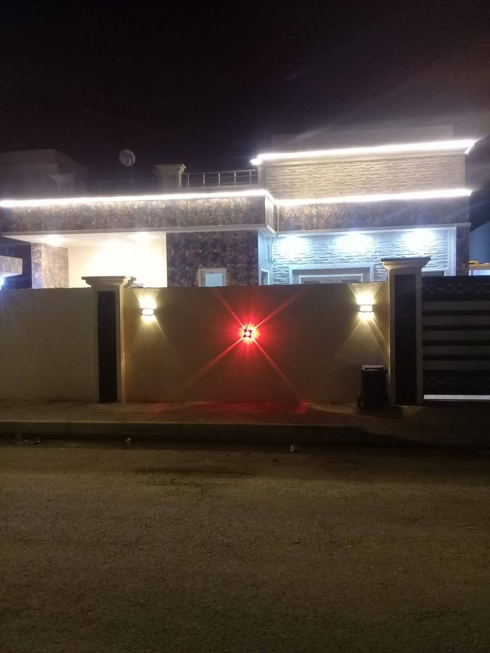 السلام عليكم السلام عليكم بيت للبيع 📍الرمادي 6 كيلو مجمع المستقبل مساحه 250م طابق واحد غرفتين صاله ستقبال مطبخ كراج سياره حديقه نضام ترك حمامات داخليه وخارجيه 
السعر 85 وبي مجال 
هاتف ***********
