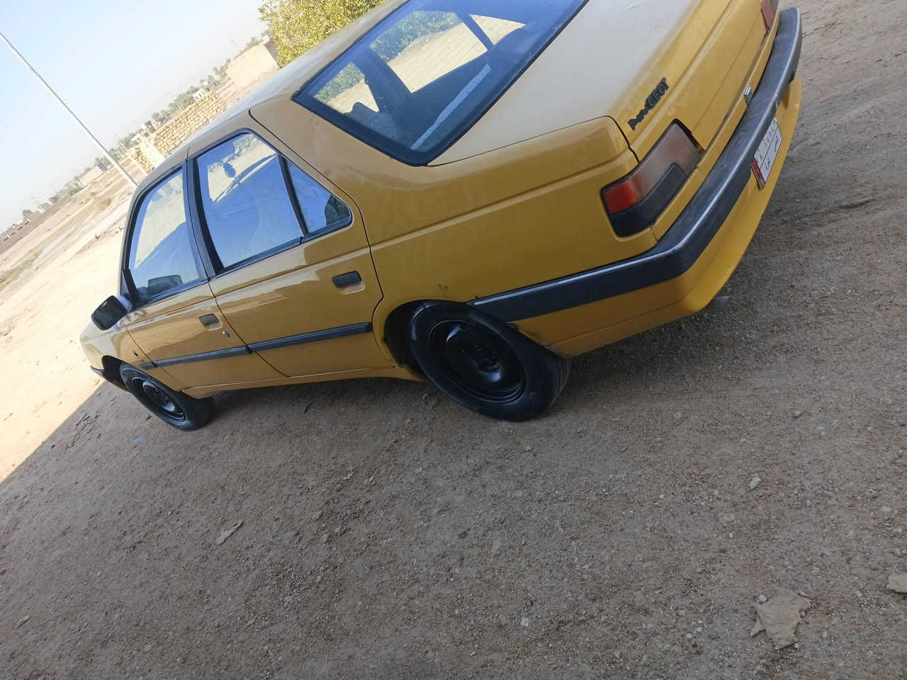 السلام عليكم  بيجو 405 جاهزه سياره حلو مرتبه مكينه وكير حداديه  خير من الله سنويه 28 مداور مباشر  سعر 29بيها مجال بسيط مكان سياره سماوه ناحيه الكرامه ***********
