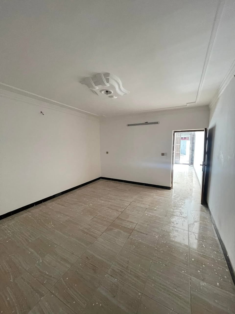 السلام عليكم بيت ترميم حديث الدوره الميكانيك قرب اسواق الكوخ شارع الفورتات للبيع او الايجار مساحة ١٠٠ متر نظيف ٣ غرف حمامين ومطبخ وطابقين 
***********
