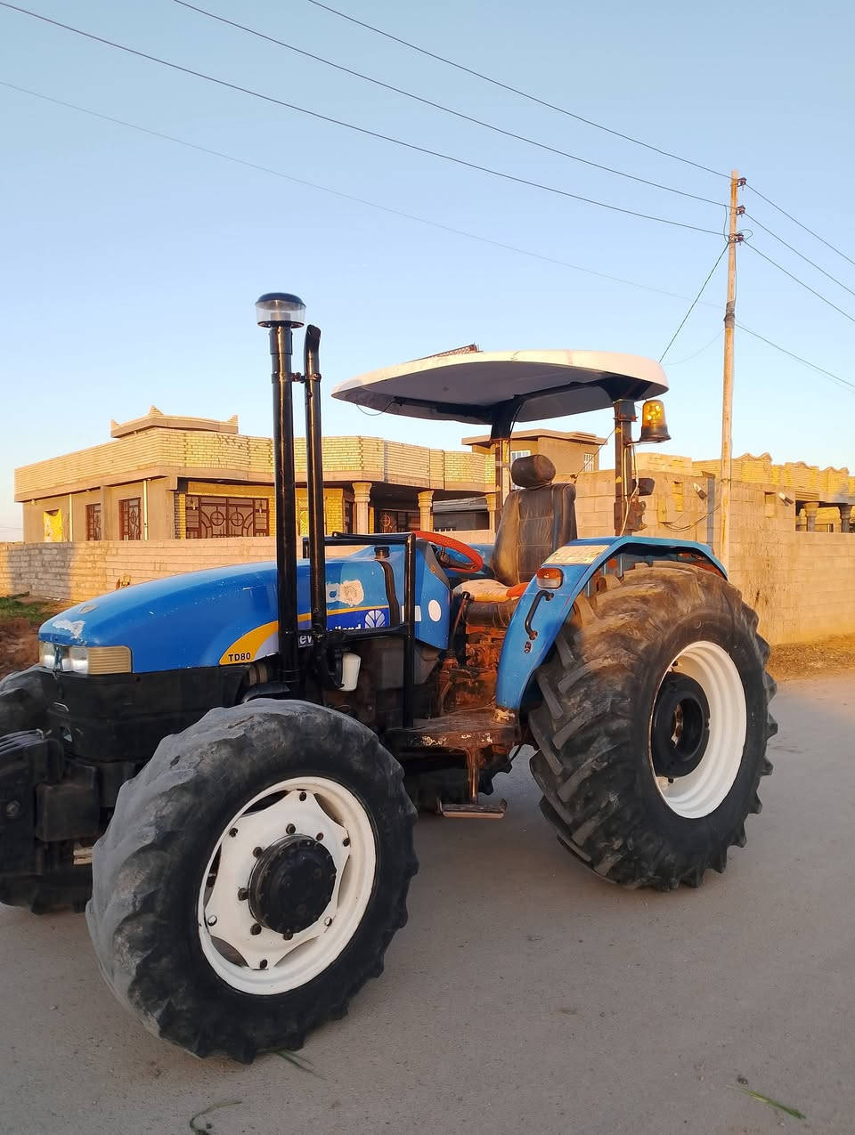 السلام عليكم
للبيع نيوهولند80 موديل 2010
مكفوله كفاله عامه مكينه خير من الله كهربائيات كلها شغاله مجفته جديد رقم ديالى بأسمي تحويل ثاني يوم 
المكان واسط للاستفسار ***********
