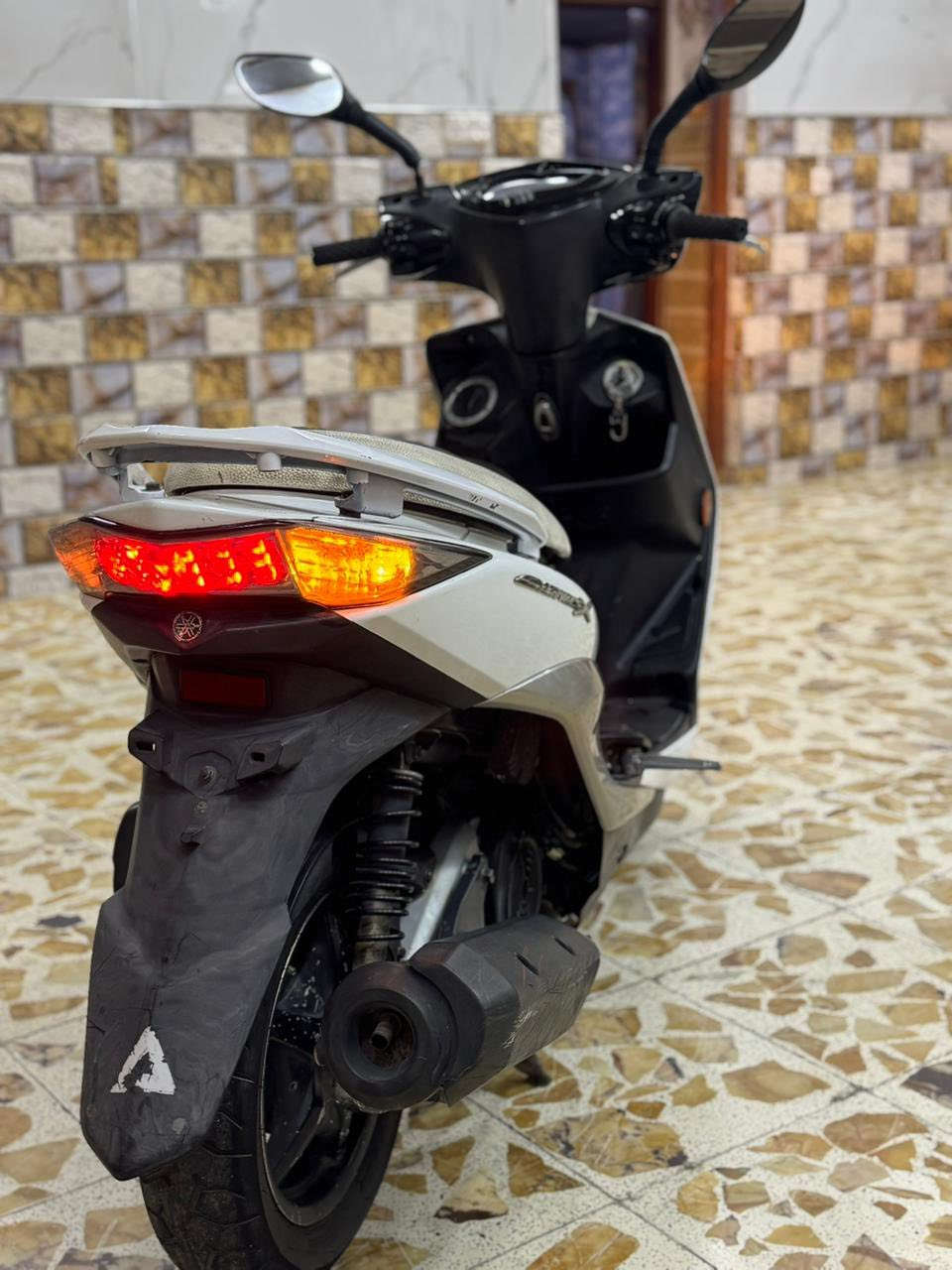 سلام عليكم للبيع دراجه سكنس لد لون لبيض الأصلي دراجه جديده مال رمبه مكينه  اذا برغي مفتوح ترجع بعد الاصلي نوزل خطين طلاعات اوراق كامله دراجه جديده مال رمبه مكفوله كفاله عامه شلعه معدل خير من الله شرط علفحص اذه مفتوحه ترجع مكان بغداد الكرخ الصالحيه السع900 وبيهه  مجال مستعجل على بيعتهه والاستفسار الاتصال***********
