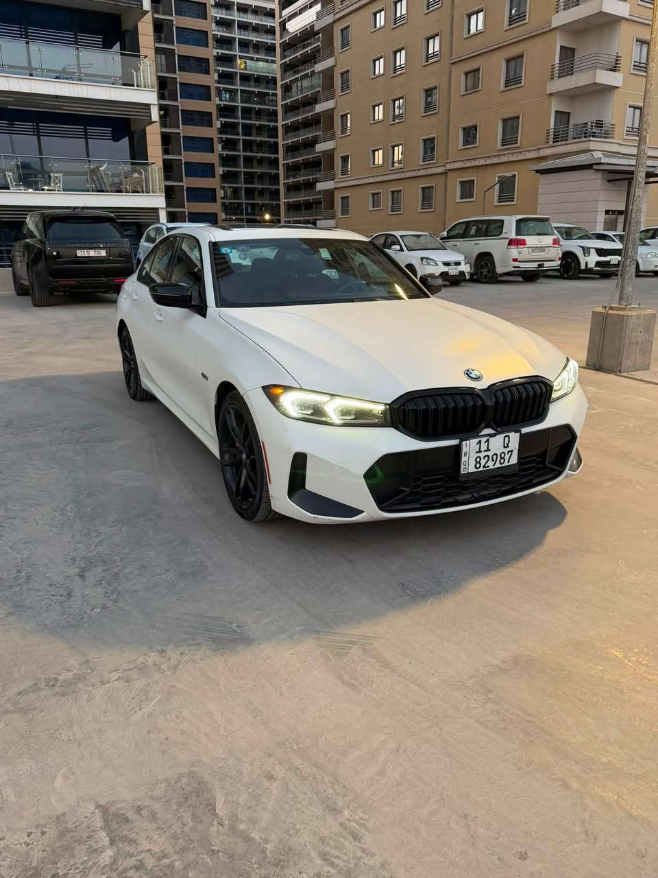 سلام عليكم
BMW 330e M package 2023 

ثلاث وضعيات قيادة (بانزين ، كهرباء ، هايبرد) 
ماشية 48 الف كيلو متر 
مغلفة ppf Matt 

شاشة متصلة 
ستيرن M 
داخل جلد احمر 
تدفئة كشنات 
كشنات خزن ميموري 
فتحة صقف 
رادار امامي
سستم صوت harman/kardon
داتا شو head up display 
شفتات ستيرن
شاحن وايرلس
نظام ترحيب عند الاقتراب من السيارة 
انارة داخلية led

حادثها جاملغ خلفي عكس السايق صبغ والجنطه مبدلة نفس اللون قطعه وحدة صبغ 
بدون ايرباك بدون شواصي
السعر : 31000$

مكانها بغداد المنصور 
للاستفسار : ***********
