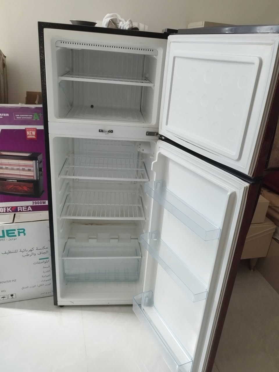 السلام عليكم ثلاجه للبيع نضيفه ما داخله تصليح ما مستعمله هواي السعر 150وبيهه مجال الي يريدهه يتصل على هذا الرقم ***********
