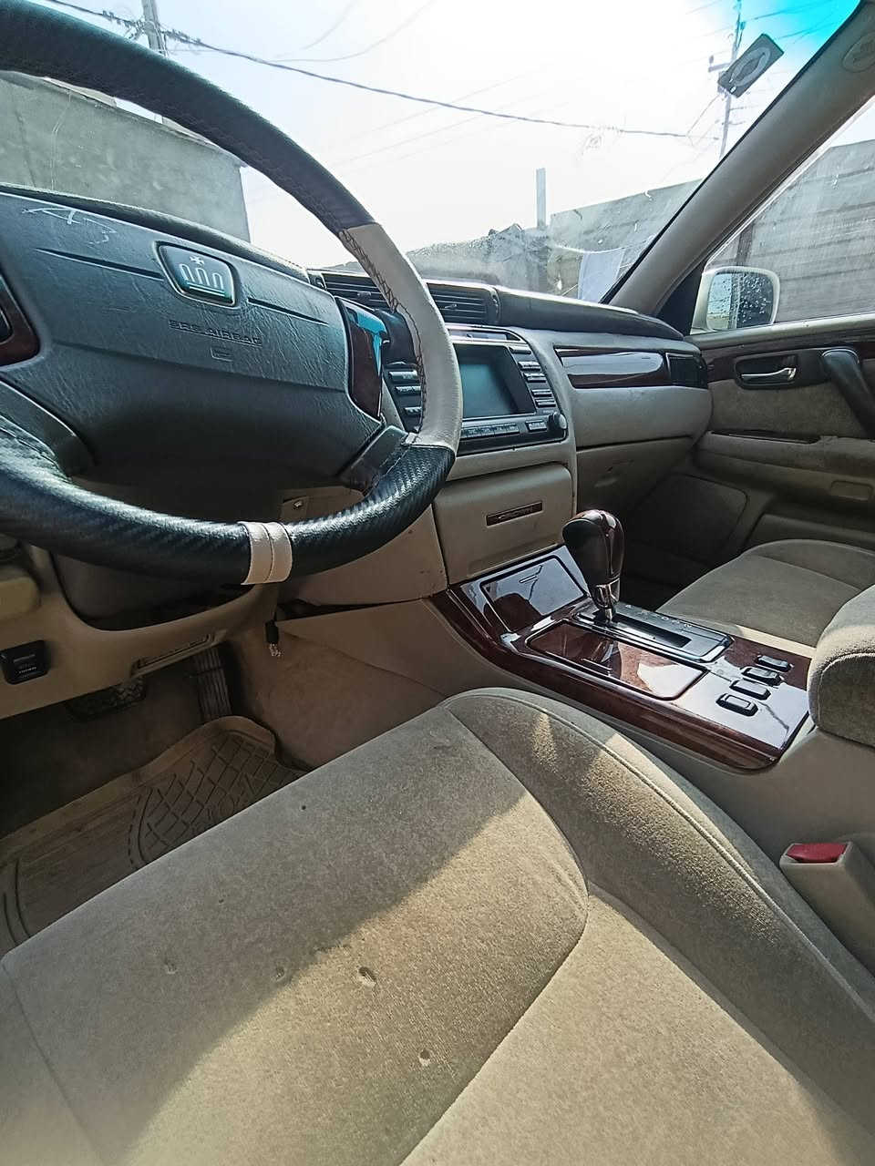 السلام وعليكم. ملكه تسجيل جديد رقم انكليزي بصره مديل 2001السياره فول عده الفتحه اربع دكم الثلاجه شغاله التبريد الخلفي شغال البرده الخلفيه شغاله السياره نضيفه بعمنا الكلمه وتجي وأتشوف المكينه الديفور الجبير صاحب السنويه قريب علينا كلشي شغال شاشه تبريد   فقط كصه قماره السعر 123وبيهه مجال حك الجيه مكان السياره بصره قضاء المدينه رقم الهاتف ***********
