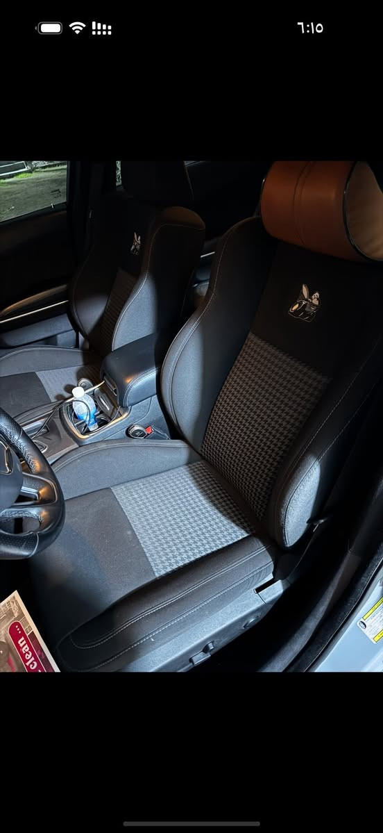 جارجر سكات باك موديل 2022 وارد امريكي
محرك 8 سلندر 6400
ماشيه 37 الف ميل 
فتحه سقف 
كشنات تدفئه والمقود تدفئه 
شاشه كبيره تدعم كار بلي
كشن كهرباء مقاعد قماش 
محرك كير مكفول بشرط 
السياره ستوك شركه برمجه فقط مراوح وسرعه وجدا نظيفه السياره تخم تاير 
الحادث فقط بنيد تبديل شرط بدون ايرباك 
السعر ٢٧٠
رقم الهاتف ***********
