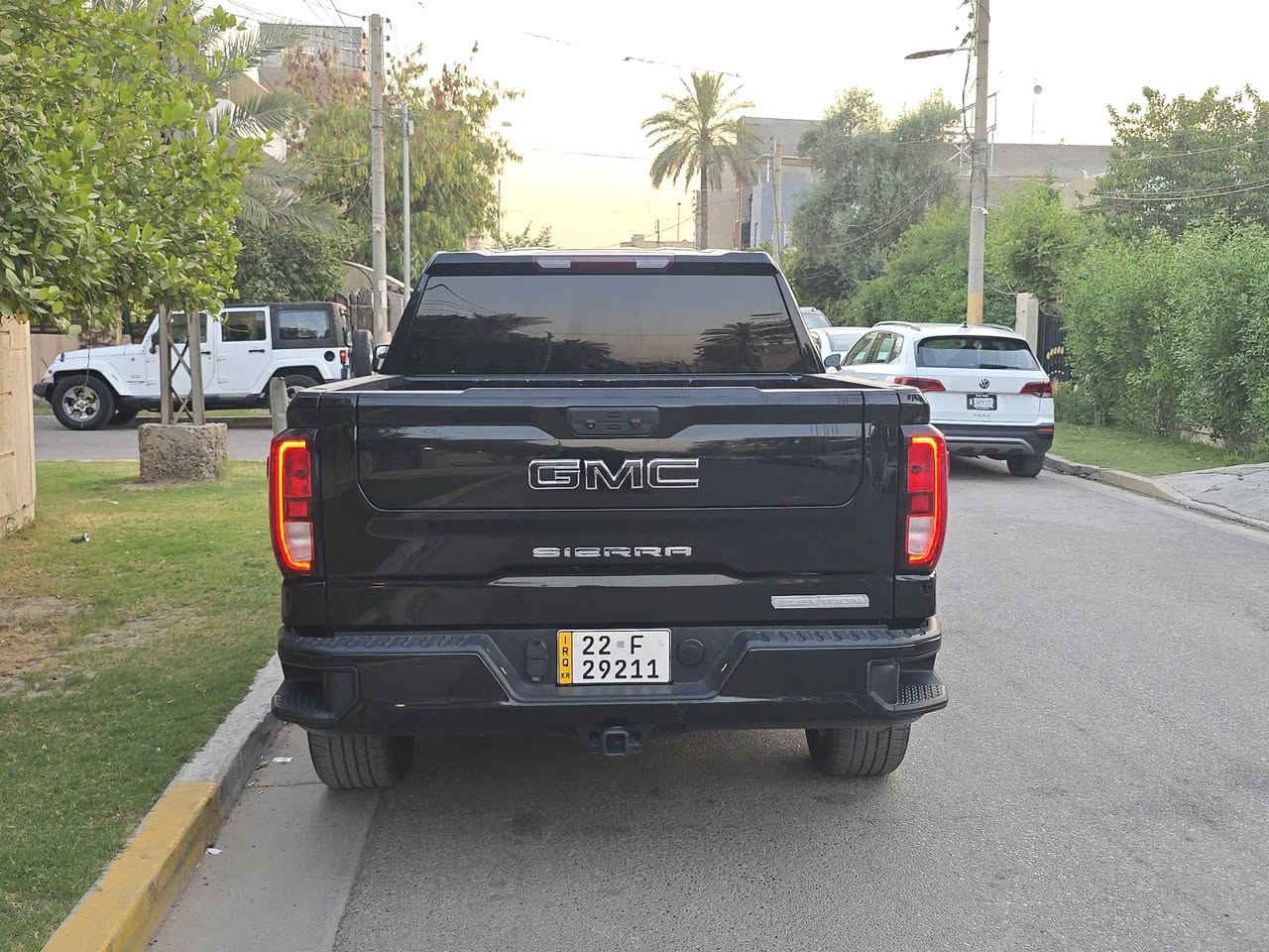 جمسي سيرا 2022 الفيشن اسود 

رقم اربيل

محرك  v8 5300

فول مواصفات 

داخل شكل الجديد

شاشه كبيره 
بصمه تشغيل 
بصمة ابواب 
تشغيل عن بعد 
باب طويل المرغوب

باب خلفي  3 قطع
رباعي 4x4
 محرك V8 5.3 
اوتو ستارت 
شاحن واير ليس

ويل كب 
لايت لد زنون 
بروجكتر زنون 
شاشه كاميرا 

ماشيه 127 الف 

الحادث مرفق السياره بدون صبغ جاملغ مبدل نفس اللون 

مكان السياره بغداد حي الحسين خلف كليه الرشيد 

للتواصل  ***********
