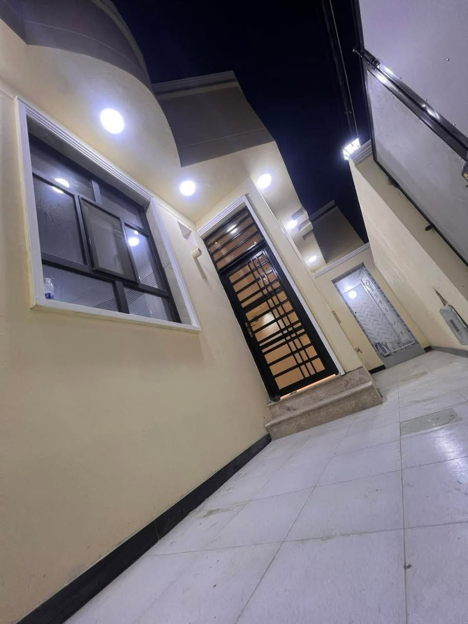 للبيع دار سكن   🏡 : حي التقيه الثالثه داخل مجمع الروان بدايه المجمع
مساحته : 110✔️

و واجهه : 10 م ✔️

____________________________________________

تفاصيل البيت ⬇️

 طابق واحد 

صاله ومطبخ وغرفة نوم 🛌 وحدة واستقبال وخدمات 🛀🏻

___________________________________________

                           ***********
