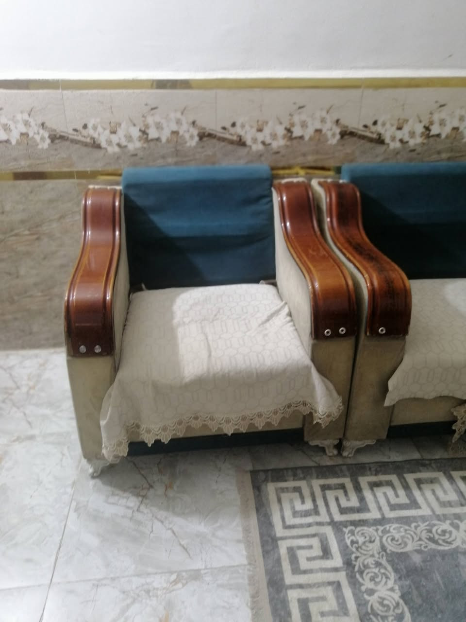 تخم عشر مقاعد  و ميز تلفزيون وثلاجة للبيع  التواصل *********** واتساب أو مازنجر
