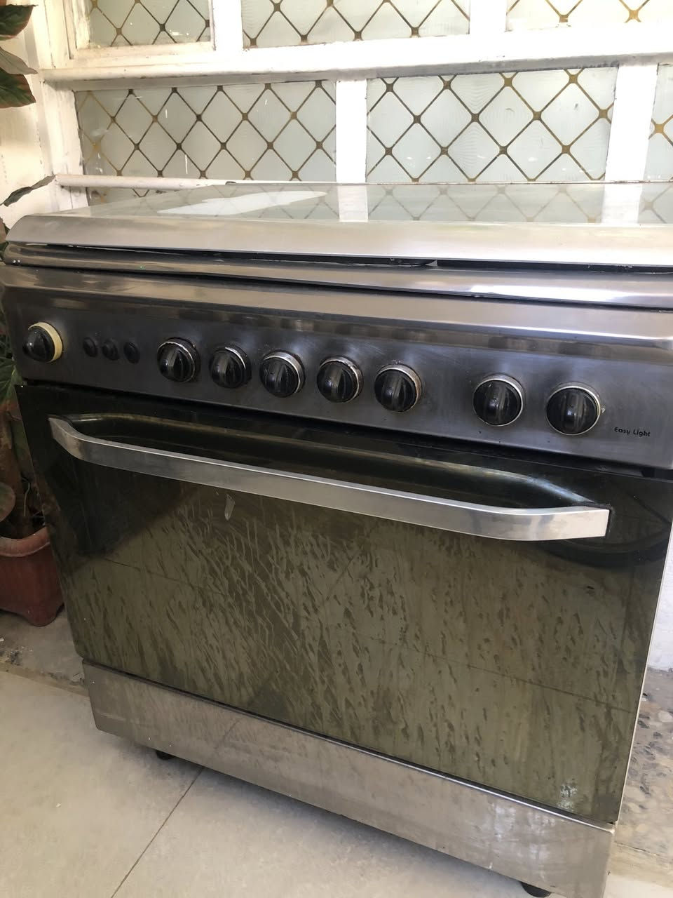 سلام عليكم غراض مستعمله للبيع شرط الفحص طباخ 150 والغساله 75 والماكنه الخياطه 75 مع الميز  ***********
