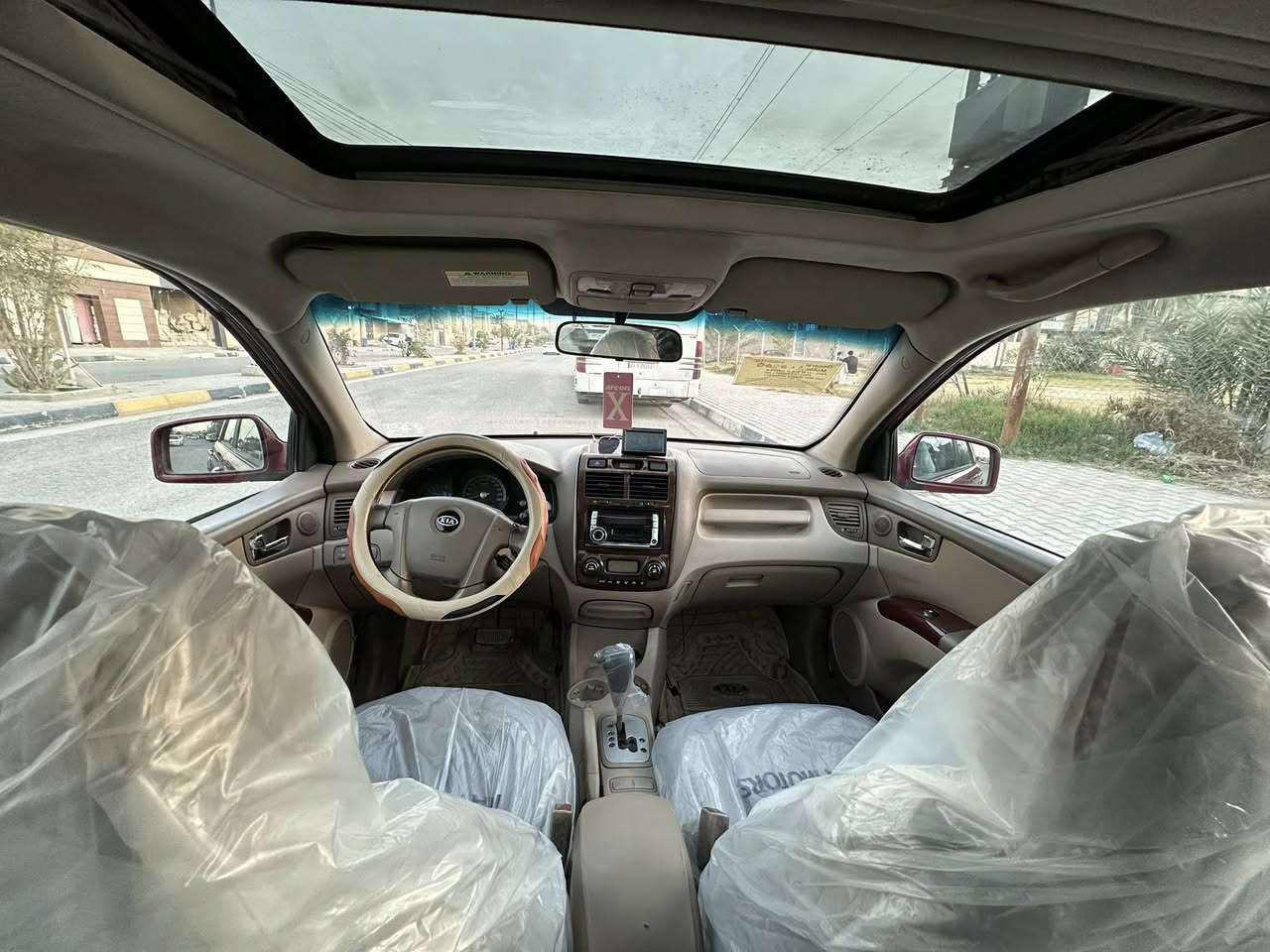 السلام عليكم *********** للبيع كيه سبورتج خليجي موديل 2008 (  السعر 105  )     مكفوله من ضربه وبدون ايرباك بيه ثلاث قطع صبغ سبب جراد مواصفات السياره فتحه بلقماره كشنات جلد شاشه صغيره داخل كريمي مكينه 2700 دوش أربع دسك ويل كب مكينه وكير وحداديه تبريد وتخم تايرات بحاله ممتازه جدا جدا رقم بغداد تحويل مباشر مكان سياره في كربلاء
