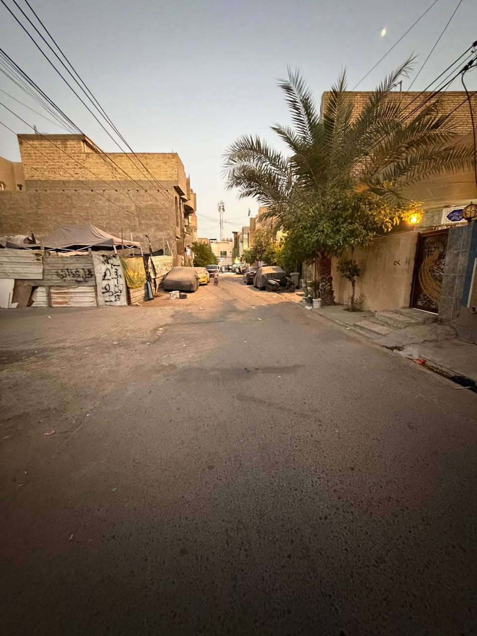 السلام عليكم بيت للبيع مساحه 120متر موقعه الكريعات شارع حجي حمزه عرض الشارع 9 متر سعر مناسب للاستفسار الاتصال على الرقم ***********
