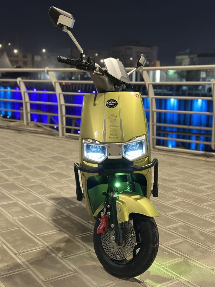 دراجة سكنس شحن ام عيون
دراجة شحن دراجة كهربائية ام عيون 

اللون مميز

 زيتوني 

من ماركة ZKH 

3 سرعات 
السرعة القصوى  100

دراجة بعدهه جديده 

تمشي بالشحنة الواحده 55 = 60 كيلو تقريبا

6 بطاريات 32 أمبير 

72 فولت  
K
ضد الماء 

نضام ال P

نضام الرجوع للخلف R 

نضام مثبت السرعه  

نضام حساسات جانبية وخلفية 
مانع للسرقة 

 سويج عدد 2
بصمه تشغيل عن بعد 2

گلوبات عالي ناصي قوي جداً 

أشاير يمنى ويسرى 

الكهربائيات كلهن شغالة 

الشاحنة الاصلية تدعم الشحن السريع 

هورن عالي

مرايات

صندوق كبير داخلي 

الملف 2000 حقيقي 

🔴السعر :  700 الف وبيهة مجال بالخدمة للشراي 

العنوان : البصرة : الامن الداخلي

الرقم : ***********
