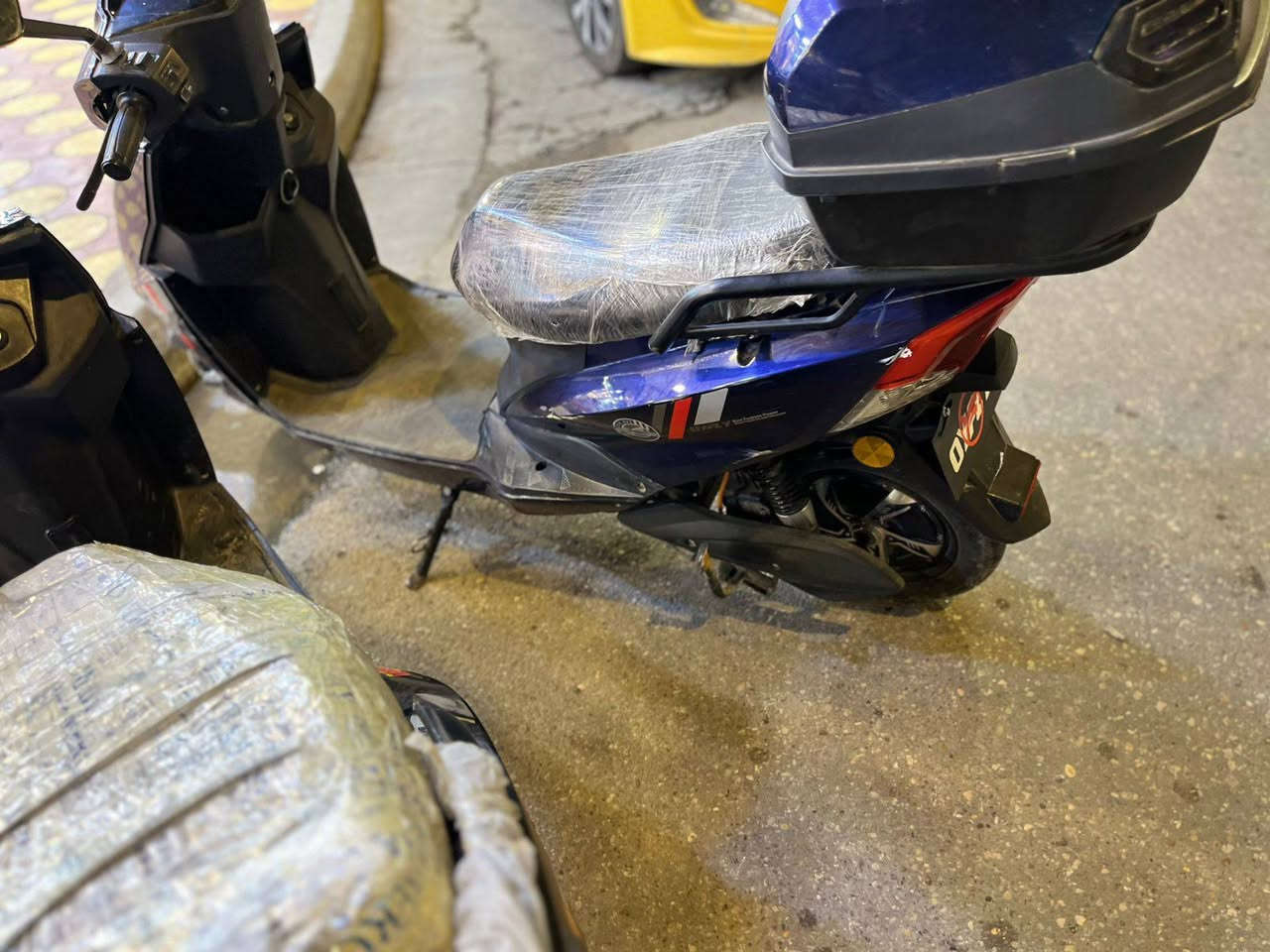 موطورات شحن للبيع. الاسود. 400. نيلي 450.  تواصل عل رقم. *********** كلشي شغال مستعجل عل بيع الشراي خاص او رقم
