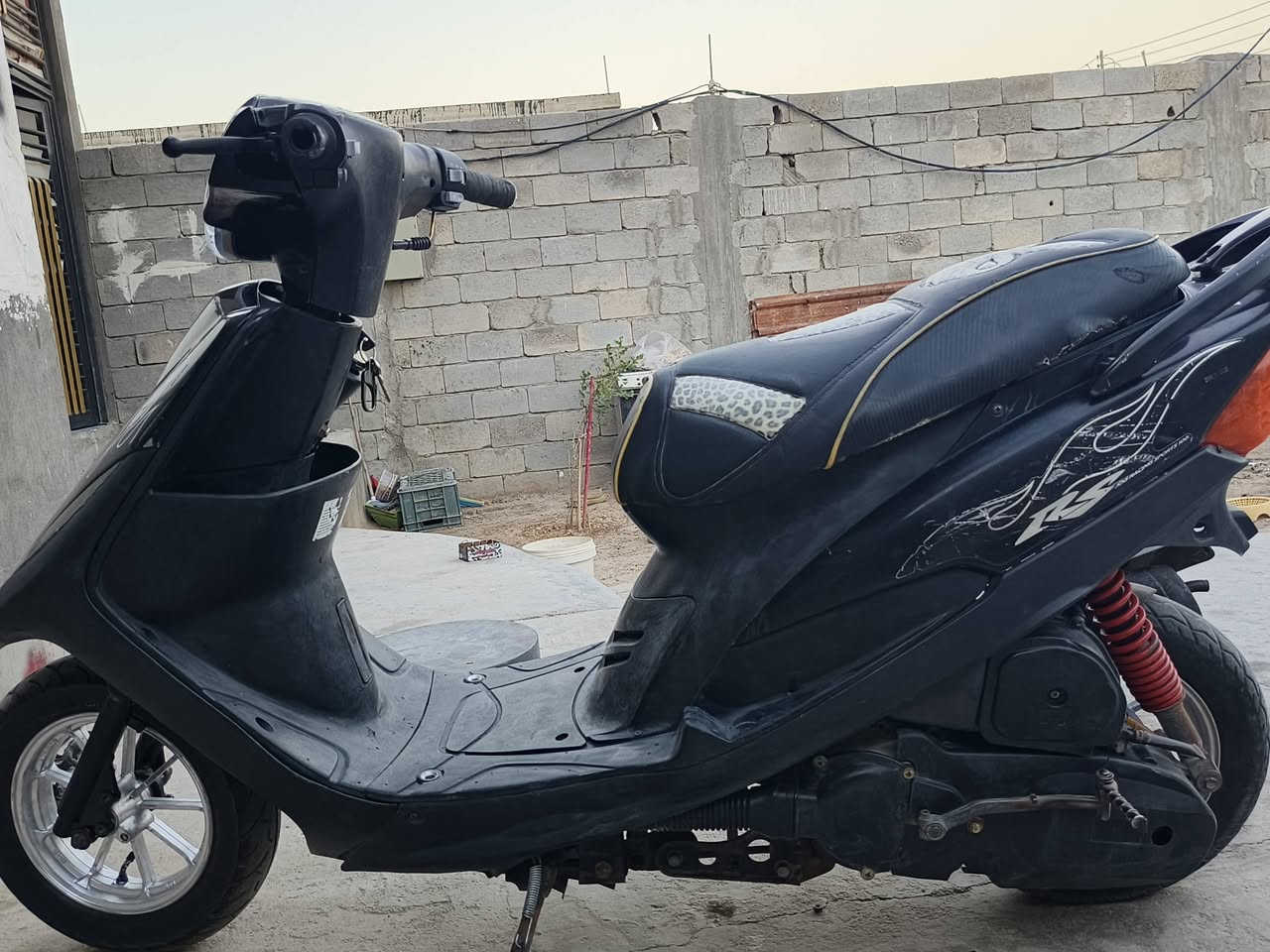 سلام عليكم دراجه ماكس عدله للبيع كلشي شغال بيها مكينه مفتوحه مره وحده بوشه بلاد 49 نعومة فول نكره سلف سعر 550 وبيها مجال مكان أبو الخصيب رقم ***********
