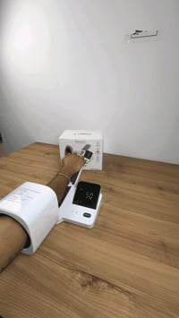 قياس ضغط الدم الانقباضي والانبساطي ومعدل نبضات القلب بدقة عالية  مناسب...