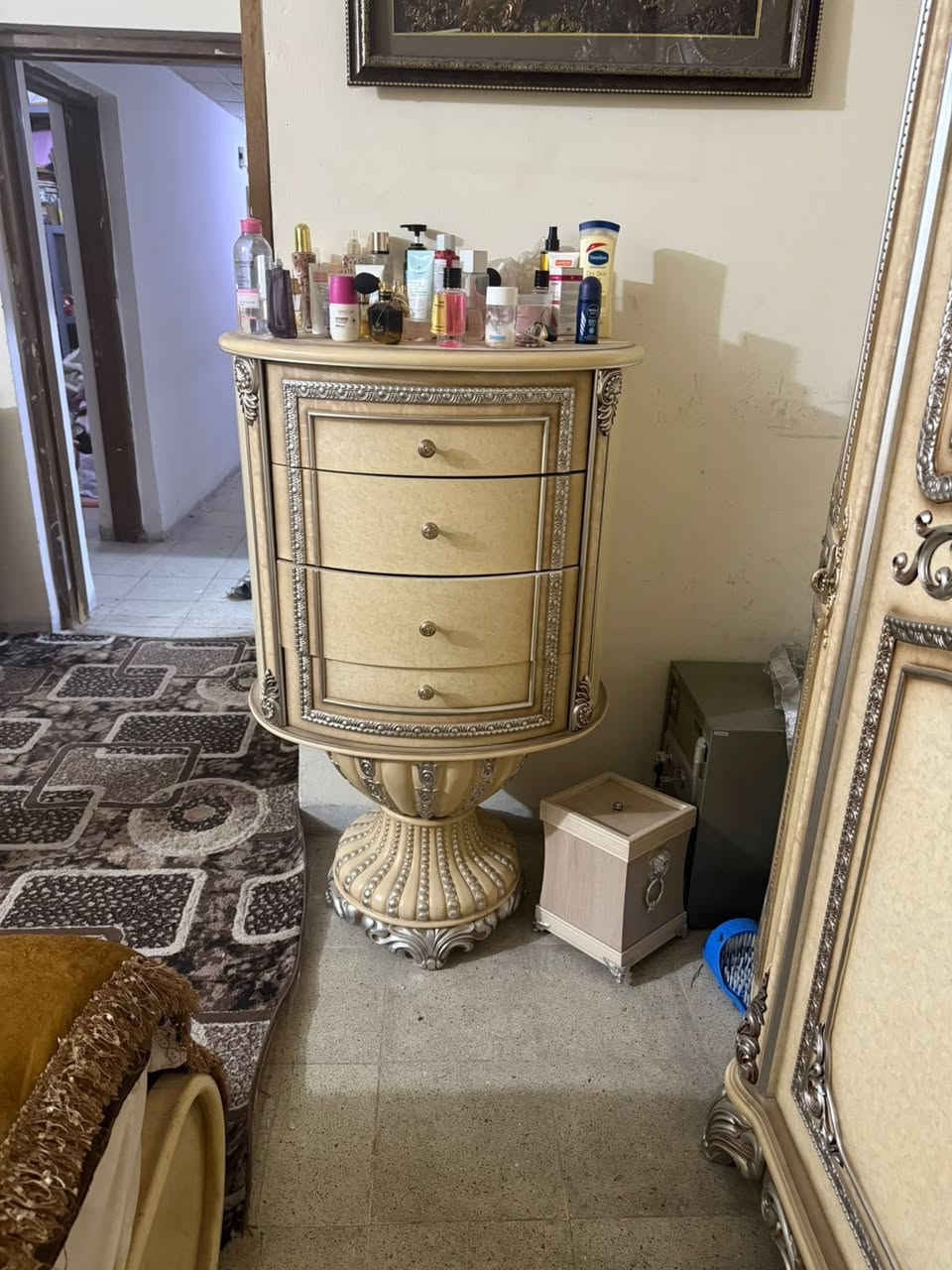 السلام عليكم غرفه ماليزيه نظيفه كلش اي شخط مابيهة السعر خاص او تتصل على هاذ الرقم *********** مكاني بغداد المنصور
