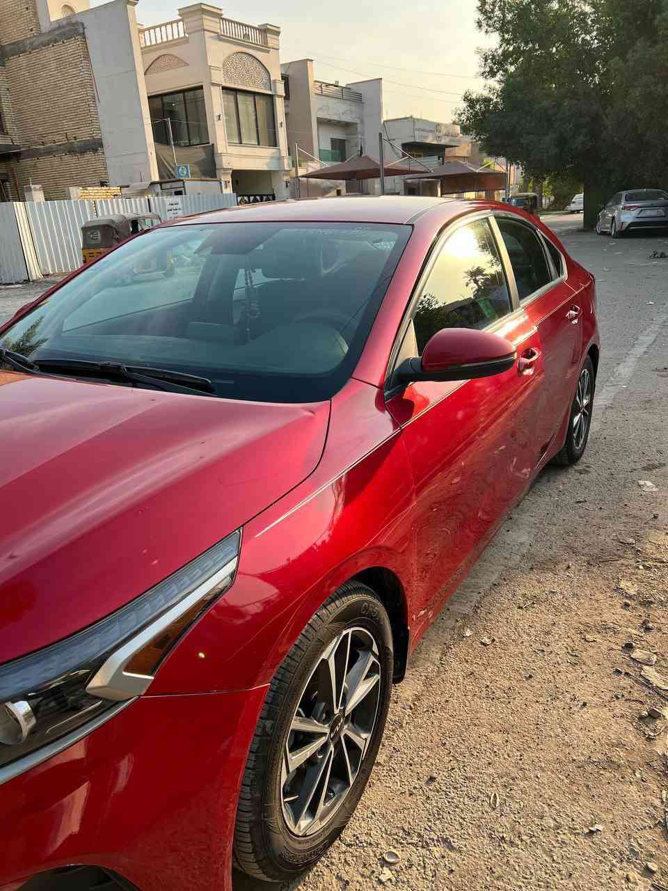 السلام عليكم شباب 
كيا فورتي 2022 لون احمر بغداد حرة باسمي محرك 2000 
السيارة جديدة حادثها بسيط باب خلفي و موضح بالصور ايرباك سليم 

مواصفات نص 
ماشيه 40 الف فقط و مناقصها ايشي 
مكانها بغداد زيونة رايدها ب 155 و بيها مجال بسيط للشراي و اعتذر من المراوس 
التواصل حصرا على الرقم 
***********
