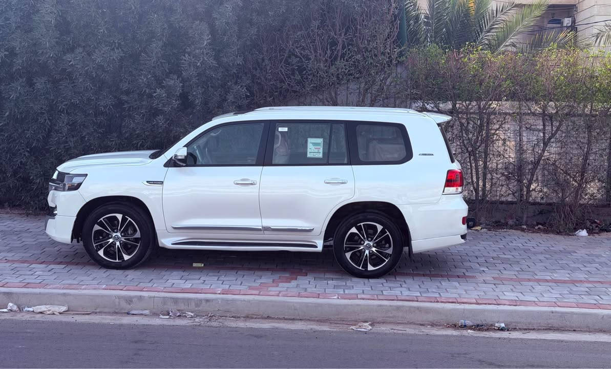 لاند كروز سياره جديده بلاش السعر بيهه ربع جاملغ نص البنيد فطيم اصل موديل 2018بسمي تحويل مباشر فتحه كامره حساس داخل جلد كراسي كهرباء مري شفط ذاكره خزن ثلاجه والسعر 43الف يعني ابع شدات وثلاثيه بيه مجال قليل ماكو لاند كروز بهيج سعر ماشيه 58حقيقي اتصال ***********او ***********مكان السياره بغداد البلديات بغداد, العراق
