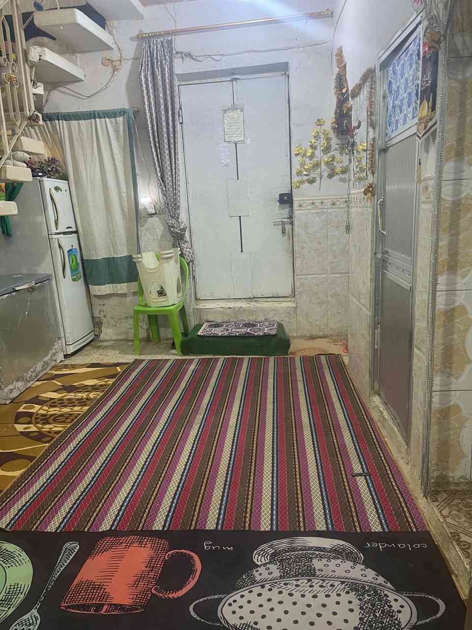 السلام عليكم بيت للبيع في كربلاء  زراعي اقرار محكمة ٢٥ بي قرار المساحة ٥٠ متر طابقين  الطابق الأرضي بي غرفة وصالة ومطبخ وحمام وتواليت والطابق الثاني بي غرفة وصالة وحمام مشترك وسطح بيت جاهز للسكن ونظيف وجميع الخدمات ومنطقة مخدومة مجاري ماي كهرباء الموقع قنطرة السلام شارع البرج مقابيل مجمع وارث وجسر المشاية الجديد شارع الزوار كل قريب عليه وقريب على المدرسي وبقية المناطق وقريب على الامام  سعره كلش مناسب للاستفسار الاتصال على الرقم هذا /***********
