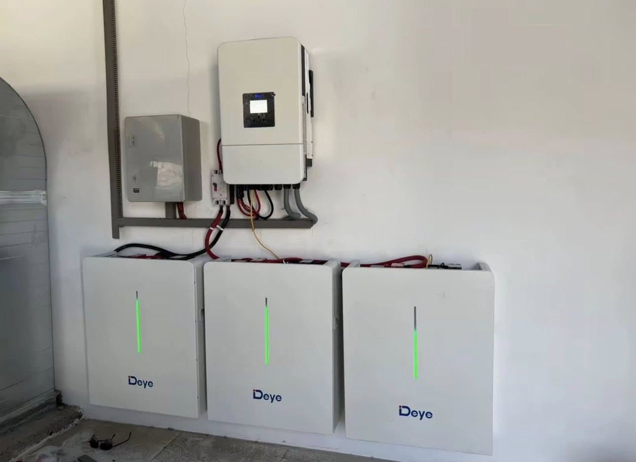 قمة الاستقرار.. عندما تجتمع قوة العاكس مع ذكاء البطاريات! 🔋
لكل من يبحث عن منظومة طاقة شمسية تعيش العمر وتتحمل أقوى الأحمال بدون أي تراجع بكفاءة التشغيل.

نتشرف بمشاركتكم لقطات من أحدث مواقع عملنا، حيث تم التأسيس بأعلى المعايير الهندسية:

 نظام مدمج ومتوافق 100%: استخدام انفيرتر Deye الذكي مع بطاريات ليثيوم Deye المتطورة لتأمين أعلى سرعة استجابة وتوافق تام في إدارة الطاقة.

 تأسيس نظيف وآمن: ترتيب الأسلاك داخل دكتات الحماية مع بورد قواطع متكامل لعزل وحماية المنظومة بالكامل.

 هياكل حديدية متينة: تثبيت الألواح بزوايا هندسية مدروسة لمقاومة الرياح والظروف الجوية وضمان أعلى إنتاجية من أشعة الشمس.

مع شركة هيثم الخفاجي، أنت تستثمر في نظام طاقة مستدام، آمن، ومبني ليدوم.

📞 لتصميم منظومتك الخاصة والاستفسار: ***********

🚚 نصلكم ونلبي احتياجاتكم في كافة محافظات العراق.
💡 شركة هيثم الخفاجي لأنظمة الطاقة الشمسية - تحت إدارة وإشراف المهندس هيثم الخفاجي

#الطاقةالشمسية #العراق #لايك #منظومات #كهرباء #solarenergy #solar #الكهرباء #متابعة
