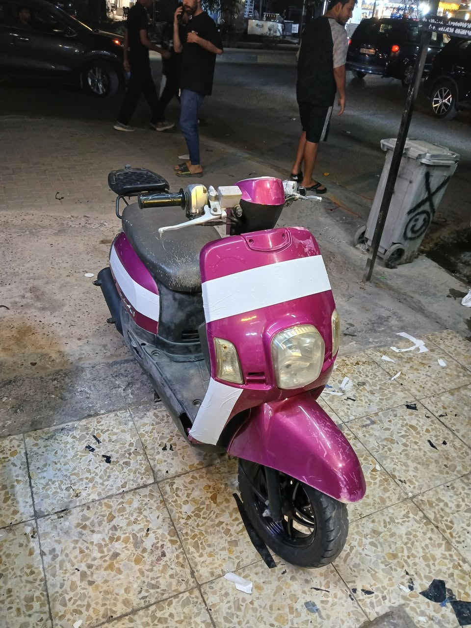 للبيع بوليس كفاله عامه مكينه ولا برغي مفتوح بيه دراجه خرسة وخير من الله 
لايت زنون مكاني بغداد بل بياع الرقم *********** السعر ٤٢٥ وبيه شي بصيط تعال وتساب او تصل وتدلل
