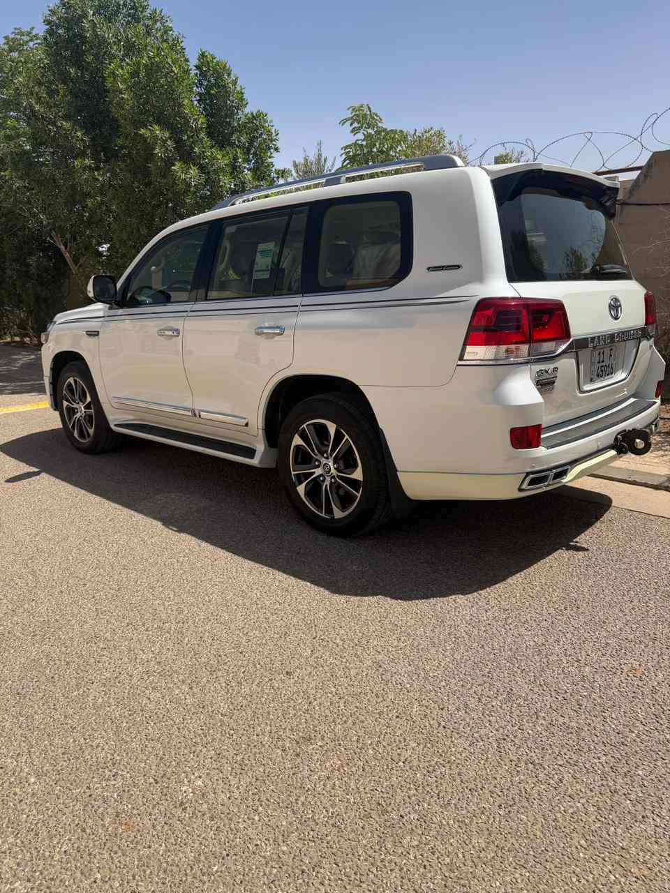 سلام عليكم
لاندكروز GXR 2020 (ساز اصلي) 

السياره كفاله من الصبغ والتبديل 

ماشيه 62K

  

رقم بغداد  تحويل مباشر ب اسمي السيارة

فول مواصفات

سلايد روف وبصمة 

كراسي كهرباء 

كشنات جلد 

شاشات كبيرة بلاد 

حساس خلفي وامامي 

جنطة كهرباء 

تحكم ستيرن جهتين

مري شفط 

 تشغيل عن بعد 

اشاير ترحيب

حساسات امامي وخلفي 

شاحن لاسلكي( واير ليس ) 

  8 ايرباك 

دبل ماوس 

كامرة خلفية 

نظام ABS 

ثلاجة 

لايت زنون كشافات

ويل كب كروم حجم 20

حجم المحرك: 6 سلندر

بصمات عدد 2

زراك لايت

عده وغراض الشركه وبصمات على وضع الشركه

مكاني السياره بغداد صالحيه

السعر 575 بيه مجال

***********
