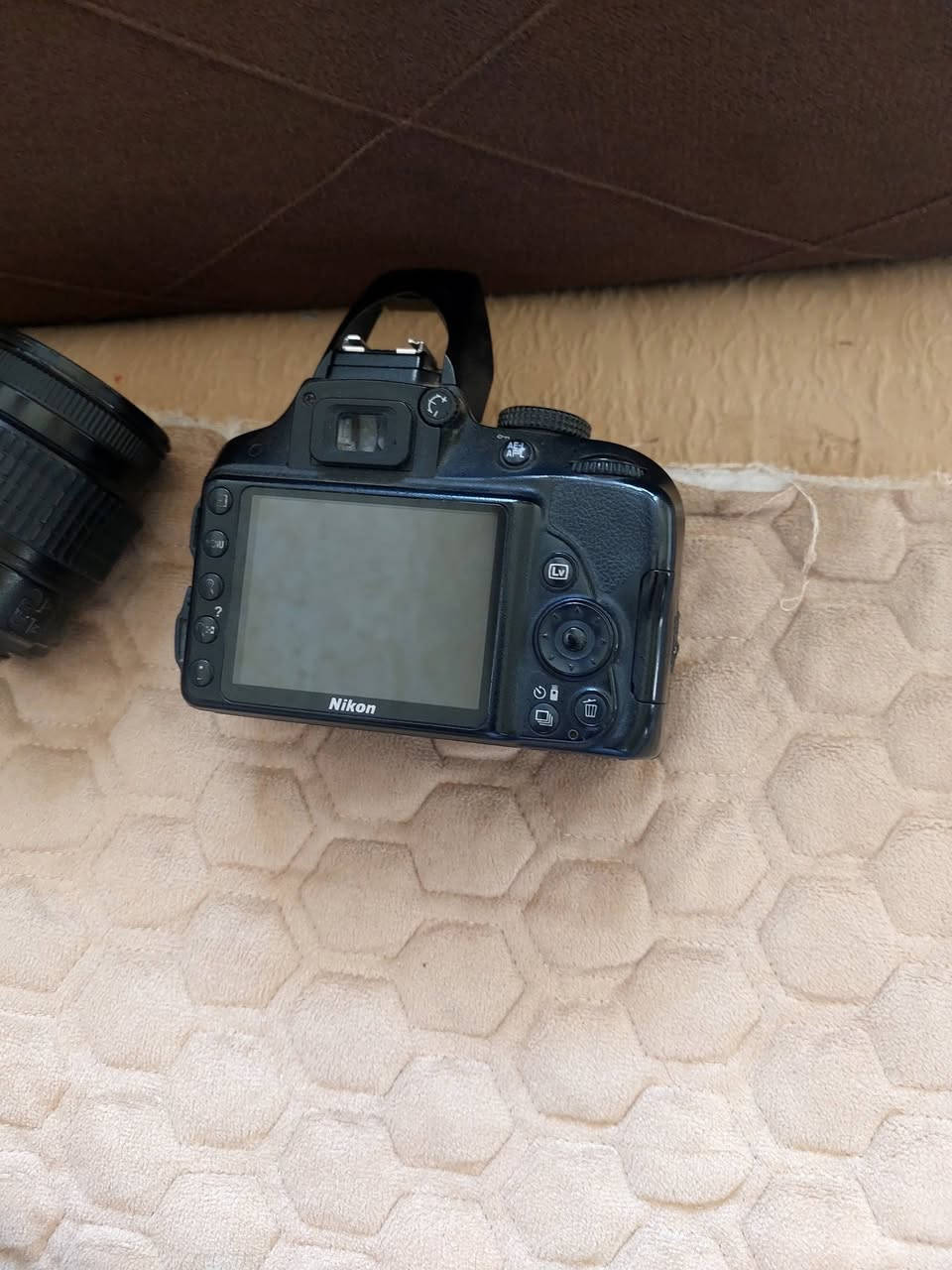 السلام عليكم كامرة نيكون 3300 dللبيع مع كامل ملحات شاحنة اصلية وبطارية ورام 16 كيكة واوزموا dji 6 مع جنطة للاتصال ***********
