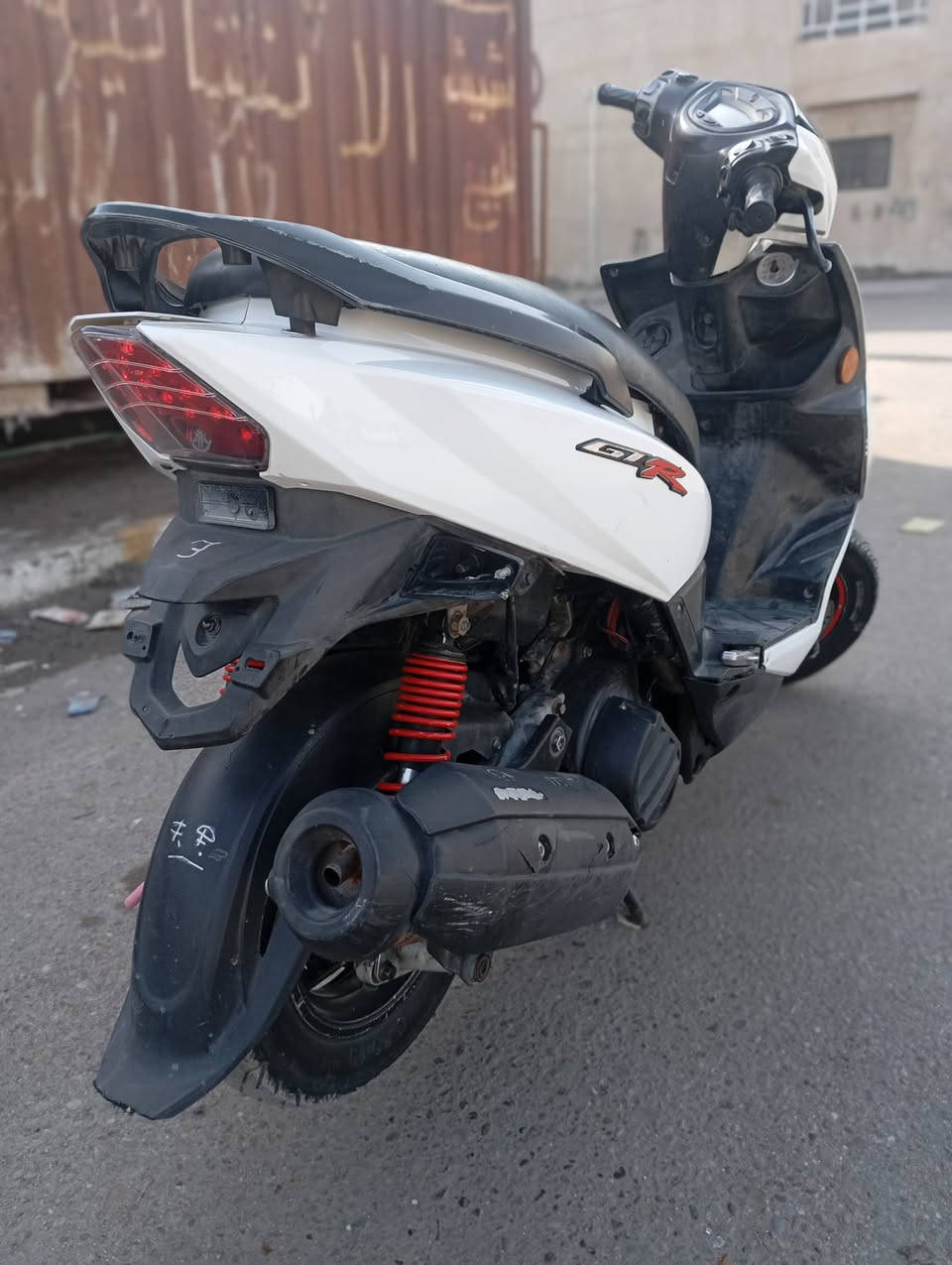 السلام عليكم 
للبيع GTR حديث 
دراجة خير من الله شلعة و معدل نكرة بكل وكت كهربائيات كلهة شغالة 💯 دشبول شغال شاير بكلايت لايت زنون سكن 
الدراجة مزودة ( بوشة 58.5اصلية ، كلجات رياضي ، جوير جبير رياضي) ✌🏻الدراجة شغل واطلع وين متريد ♣️ تايرات جدد ✔️ بريكات امامي خلفي 🔰تفاصيل اكثر خاص 
السعر 675 وبيهة مجال .
مكاني بغداد شعب 
*********** بي واتساب
