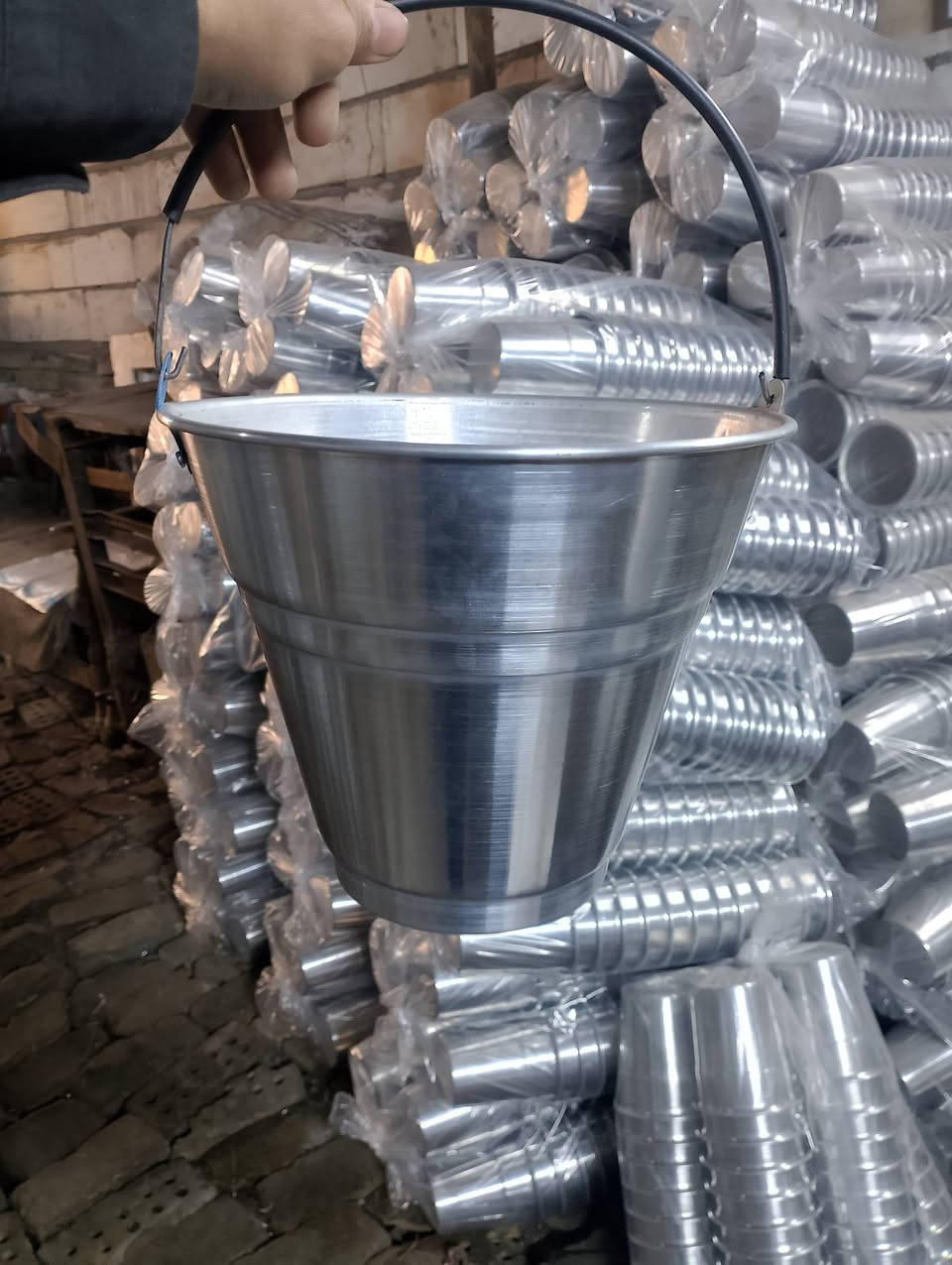 سطل حجم 13
اليده 20 الف الدرزن 
بدون يده 18 الف الدرزن و بيها مجال ***********
