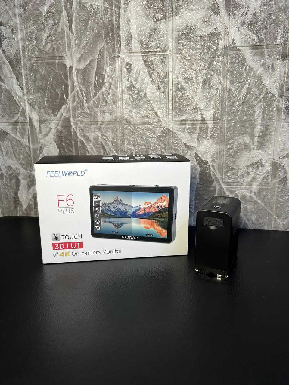 تُعد شاشة FeelWorld F6 Plus 
6 بوصة) شاشة ميدانية احترافية وخفيفة الوزن مصممة لصناع المحتوى والمصورين. تتميز بدقة عالية وشاشة لمس تدعم إدخال وإخراج الفيديو بدقة 4K
مداخل الفيديو: تدعم مدخل ومخرج \(4\text{K} \text{HDMI}\) (بلا تأخير).دعم الـ LUTs: إمكانية تحميل ملفات تصحيح الألوان الاحترافية (3D LUTs) عبر منفذ بطاقة الـ SD.الوزن: خفيفة للغاية (تزن حوالي 235 جراماً فقط) مما يجعلها مثالية للتركيب على الكاميرات والمثبتات (Gimbals).شاشة اللمس: تدعم الإيماءات (الضغط والسحب) للتحكم السريع في الإعدادات، السطوع، والتباين.ذراع الإمالة: تأتي مع ذراع (Tilt Arm) يتيح لك تدوير الشاشة \(360\) درجة وتثبيتها بسهولة على حامل الكاميرا جديد غير مستخدم مع بطاريه مع شاشه 
السعر 225 الف ***********
