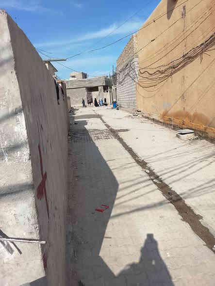 سلام عليكم الدار البيع مساحه 160 متر مربع ركن عله شارعين يبعد عن سوك 50 متر وشارع العام 30 متر يتكون من ثلاث غرف وصاله ومطبخ وستقبال ختمات مقرنص ومجاري المنطقه المحموديه حي المرتضى البيت عكاده سعر 85 وبي مجال زراعي رقمي *********** بي واساب تصل
