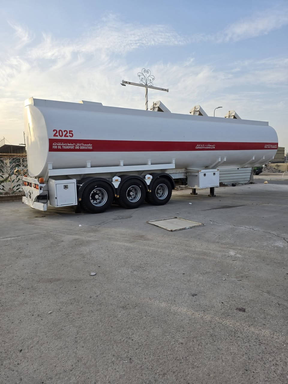 للبيع صهريج شاكر موديل ٢٥ زيرو حمولة  ٥٧ الف  جوبلس ٣ محور مزوج السعر  ١٠٥  بي مجال بدون تاير  رقم ابو الصهريج  ***********
