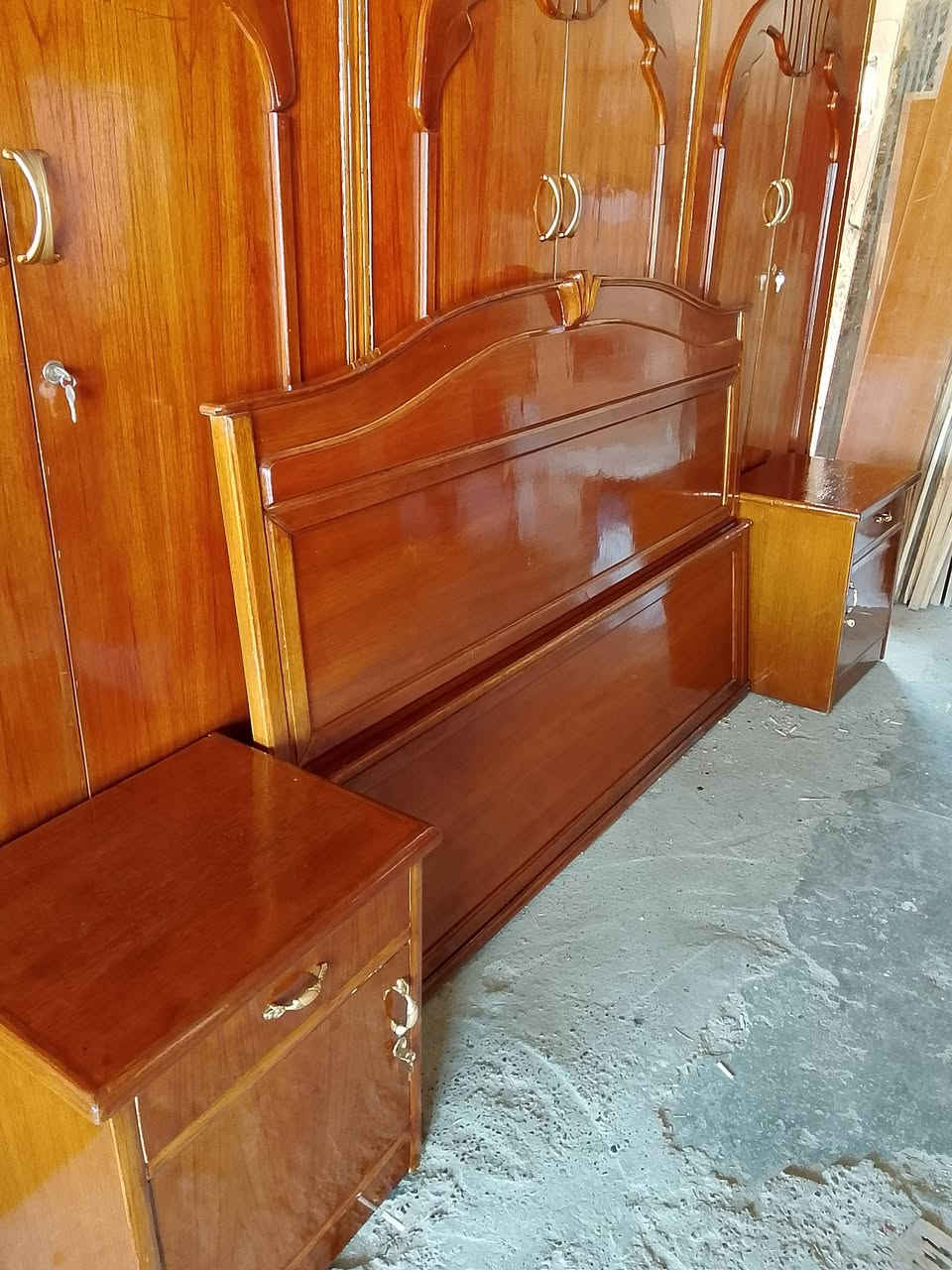 السلام عليكم غرفه اخشاب للبيع مستعمله نضيفه جداً أخت الجديده تكمه كامله مابيها نقص سعرها 600 العنوان سامراء جبيريه الثانيه مقابل جبيريه الثالثه شارع الحدادين للاستفسار ***********
