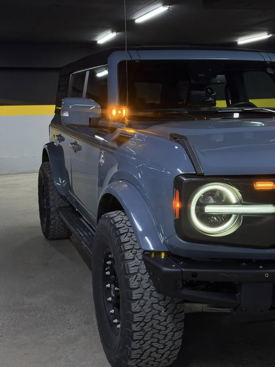 الوحش للبيع فورد برونكو موديل 2023 لون مميز
ماشية 12 الف
المحرك: 6 سلندر تيربو
اللون: بلو جاينيز 
السقف: متحرك (قابل للفتح)
الداخلية: مخمل حبري ورصاصي  
الشاشة: شاشة لمس كبيرة
نظام الدفع: دفع رباعي
سنوية وهزه جديد 
بصمة
شاشه  gps   فوق الدشبول   
تشغيل عن بعد
كاملة المواصفات
وضعيات القيادة:
‏ Eco (اقتصادي)
‏ Normal (عادي)
‏ Mud/Ruts (الوحل والتضاريس)
‏ Sport (رياضي)
‏ Slippery (زلق)
‏ Sand (رمال)
ويل xd  امريكي مو صيني 
اطارات  بيف كودرج امريكي 
الحالة حادث بجاملغ وبنيد  – باقي السيارة نظيفة وجاهزة
مكان السيارة بغداد
السيارة كامله من كلشي وسعرها مناسب كذلك 
السعر 29500 وبي مجال بسيط
للاستفسار  *********** واتساب
