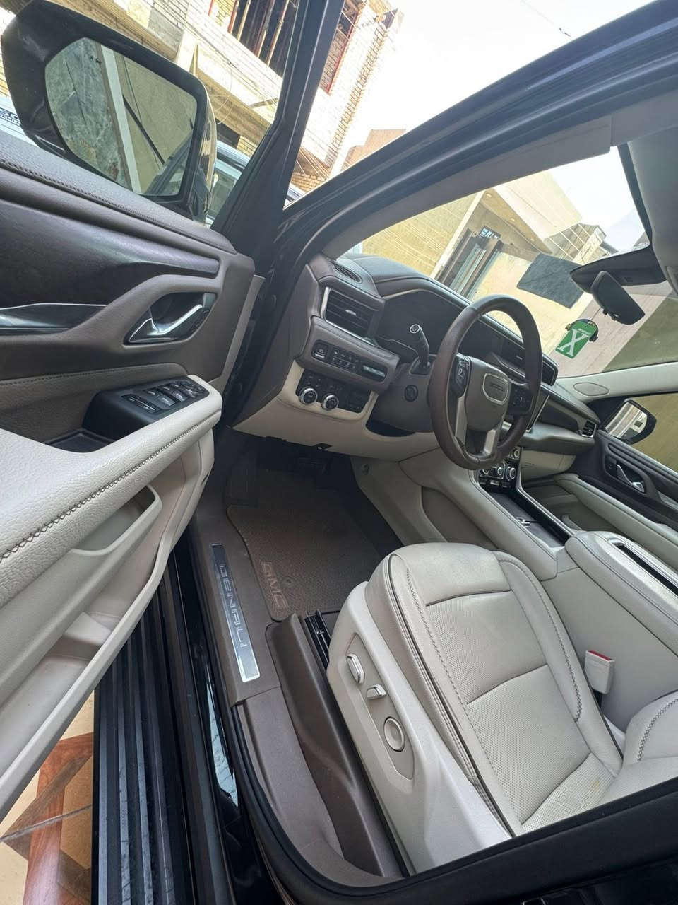 السلام عليكم ..
للبيع فقط اعتذر عن المراوس
جي ام سي دينالـي 2022 خليجـي وكالة المنصور ماشية 70كم جديدة جداً والسونر مرفق مع الصور..
فول مواصفات 
 • المحرك: V8 سعة 6.2 لتر
 • القوة: 420 حصان
 • العزم: 623 نيوتن.متر
 • ناقل حركة: أوتوماتيكي 10 سرعات
 • نظام الدفع: دفع رباعي مستمر (AWD)
 • وضعيات القيادة: متعددة (عادي – سحب – أوف رود – رياضي)
 • نظام تعليق هوائي (Air Ride): يتحكم بارتفاع السيارة أوتوماتيكياً

 • المقاعد: جلد نابا فاخر – قابلة للتدفئة والتبريد – تحكم كهربائي بـ 12 وضعية
 • صف المقاعد الثاني: كراسي كابتن منفصلة مع تحكم يدوي
 • صف ثالث قابل للطي كهربائي
 • شاشة عدادات رقمية بالكامل بحجم 12 إنش
 • شاشة ترفيهية أمامية 10.2 إنش تعمل باللمس
 • شاشتين خلفية للمقاعد الخلفية (ترفيهية) بحجم 12.6 إنش لكل شاشة
 • نظام صوتي Bose فاخر بـ 14 سماعة
 • نظام ملاحة متكامل
 • شاحن لاسلكي + منافذ USB-C بكل الصفوف
 • رادار أمامي وخلفي
 • مثبت سرعة تفاعلي
 • كاميرات 360 درجة
 • مساعد الركن الذكي (ركن ذاتي)
 • تنبيه قبل الاصطدام الأمامي مع فرملة أوتوماتيكية
 • تنبيه النقطة العمياء + تنبيه حركة المرور الخلفية
 • نظام الحفاظ على المسار
 • تنبيه السائق في حالة التعب
 • ويل كروم 22 إنش أصلية من دينالي
 • شباك أمامي كرومي مميز خاص بفئة الدينالي
 • مصابيح أمامية وخلفية LED بالكامل بتصميم راقي
 • فتح الباب الخلفي كهربائي بحركة الرجل
 • سقف بانورامي
 • مرايا جانبية كهربائية بميزة الطي التلقائي والتسخين
وباقي المواصفات المعروفة
ماشية 70 الف كم 
.
رقم اربيل سنوية بأسمـي
بيها ملاحضه جداً بسيطة (صبغ بركن الدعامية الامية فقط..
السيارة عليها سيرفز كامل بالشركة ومابيها اي نقص والمحرك مبدل بطل دهن بالشركة
مكاني بغداد حي الجهاد***********
السعر النهائي 520
