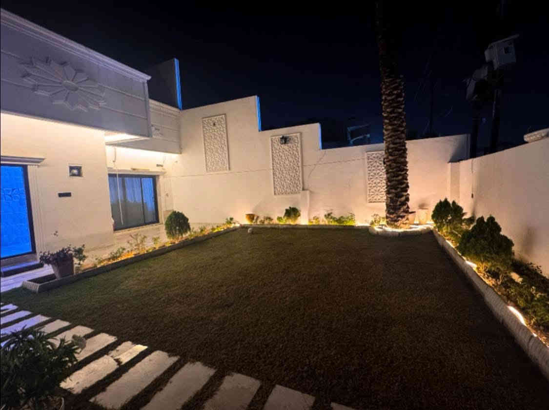 #اعلان #دار_سكني 
بيع مستعجل جدا مع سعر مغري 
#المساحة 300م  #واجهة 12,5 
#موقع مميز جدا اتجاه شروق شمس 

ملاحظة  الـدار يباع مع الاثاث بل كامل  
يعني بس تجيب ملابسك الخاصة وتكعد 

#الموقع  :- كركوك( حي الواسطي) خـلف المعوقين 
يقع على شارع عريض اتجاه شروق شمس 

#الطابق_الاول _ استقبال كبير  ومطبخ حار بارد  
وهول داخلي  غرفة نوم عدد2    وحديقة 

#الطابق_الثاني   يتكون استقبال وهول داخلي وغرفة نوم عدد2 

داخلية مطله ع الهول 
إضافه إلى هول جلسة خاصه للعائلة 
وحديقة خارجي وكراج يحوي سيارتين ومغاسل خارجية خاصة بالضيوف 

بالإضافة إلى مخزن للمواد الغذائية وغرف ستور للملابس الشتوية والصيفية ومخزن للحقائب وغرف خاصة لغسيل الملابس 
علما ان الفلة مزودة بنظام كامريات المراقبة ومنظومة للطاقة الشمسية ونظام التبريد المركزي منفصل كل طابق عن الاخر 

#السعر  (310) #مليون مع المجال
(تسليم المفتاح مباشر للمشتري 

: يرجى الاتصال ع الارقام التاليه
 ***********📞
***********📞
للمزيد من المعلومات مراجعة
 عقـارات الأبـــــــــــــرار  
حي الواسطي. مقابل المواد الغذائية 
* نستقبل جميع عروضاتكم السكنية 🏠 والتجارية 🏡 بكافة مناطق كركوك  
.......................................
ملاحظة نتعامل بالعقارات الطابو صرف فقط
