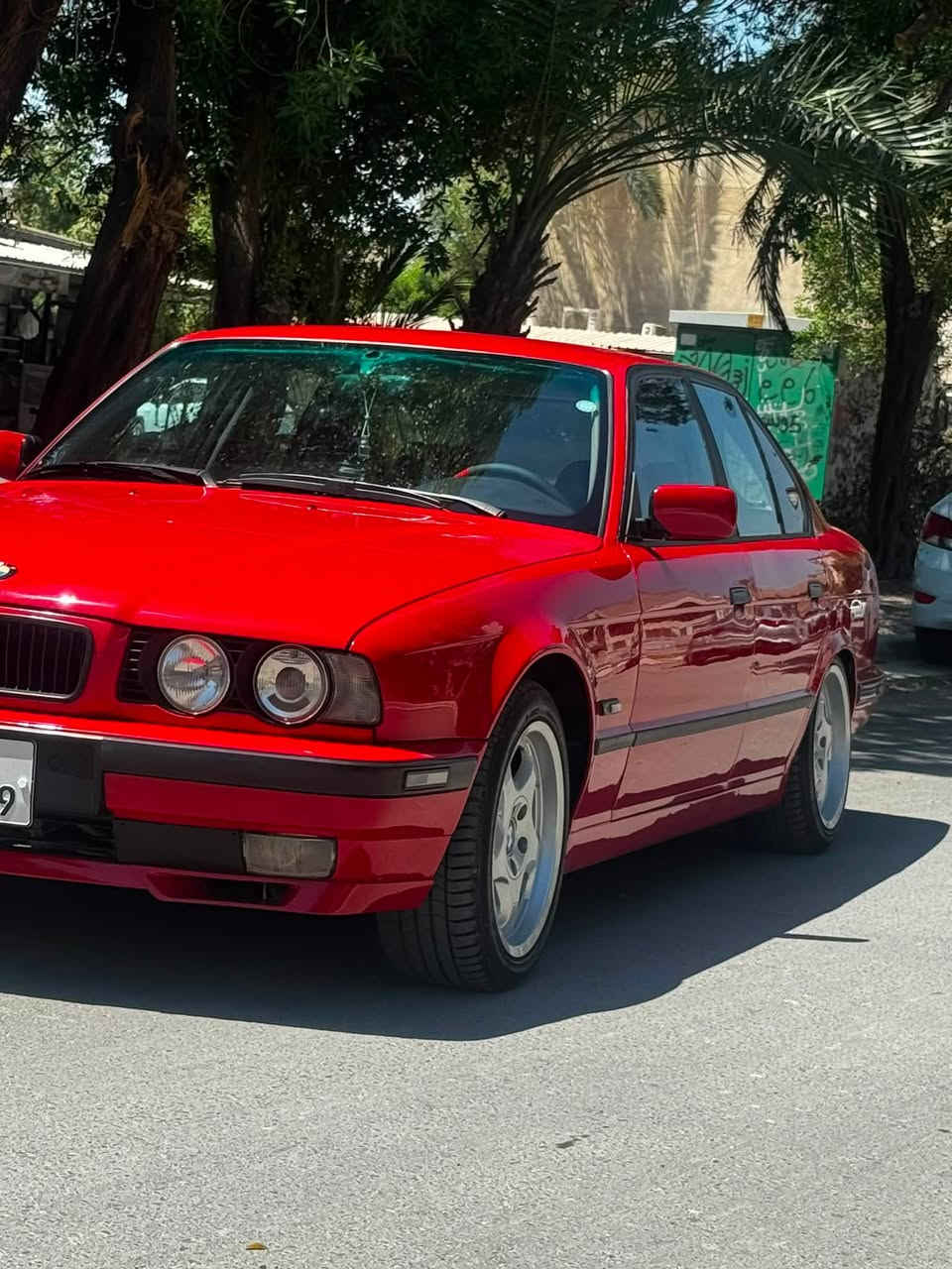 السلام عليكم 

BMW 525 i
موديل ١٩٩١ داخل جلد اسود الغرفة حلوة دعامية M
دركة M 
تخم تاير وويل جديد M
صدر امامي خلفي جديد 
مكينة كير كهربائيات كفالة  
السيارة عليهه صبغة جديدة للجماليه فقط اكفل لغود وشواصي وحوض السبير يعني مابيهه ضربة 
والسيارة 525 اصل بليتة وشاصي عليهه ادامة كامله منضومة بانزين 
تبريدهه شغال 

السيارة معروضة ٧٦ وبيهه مجال قليل حك الجية 
السيارة متتقارن بالمضروبات وحشة السامع الخايسات ميعجبك سعرهه تلكة انشاءالله الاحسن منهه 

رقمهه اربيل باسمي شخصيا اذا لكيتهه ابسم واحد ثاني لتاخذهه وابيع شرط التحويل شوكت متريد احولك 

عنواني بغداد القادسية مجمع الوزراء 

رقمي التلفون (***********) اسمي سيف 
ممتواجد علنت اتصل وبيك خير وتدد ❤️
