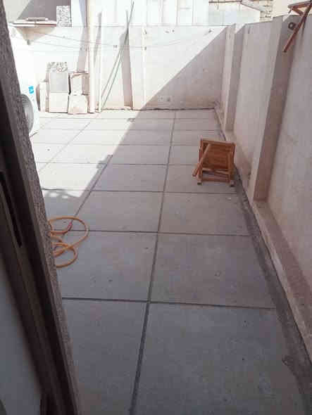 مشتمل مساحة ٨٥م ٤م وربع نزال ٢٠م طابقين ثلاثة نوم استقبال حولي مطبخ خدمات مدخلين الشعب حي التجار الاولى مقابل متوسط الجندي الباسل بناء حديث شارع نافذ السعر ٢٩٥مليون فارغ حاليا 
مكتب الشعب للعقار الشارع المقابل لمطعم حجي عادل ومصور الكنز هاتف ***********
