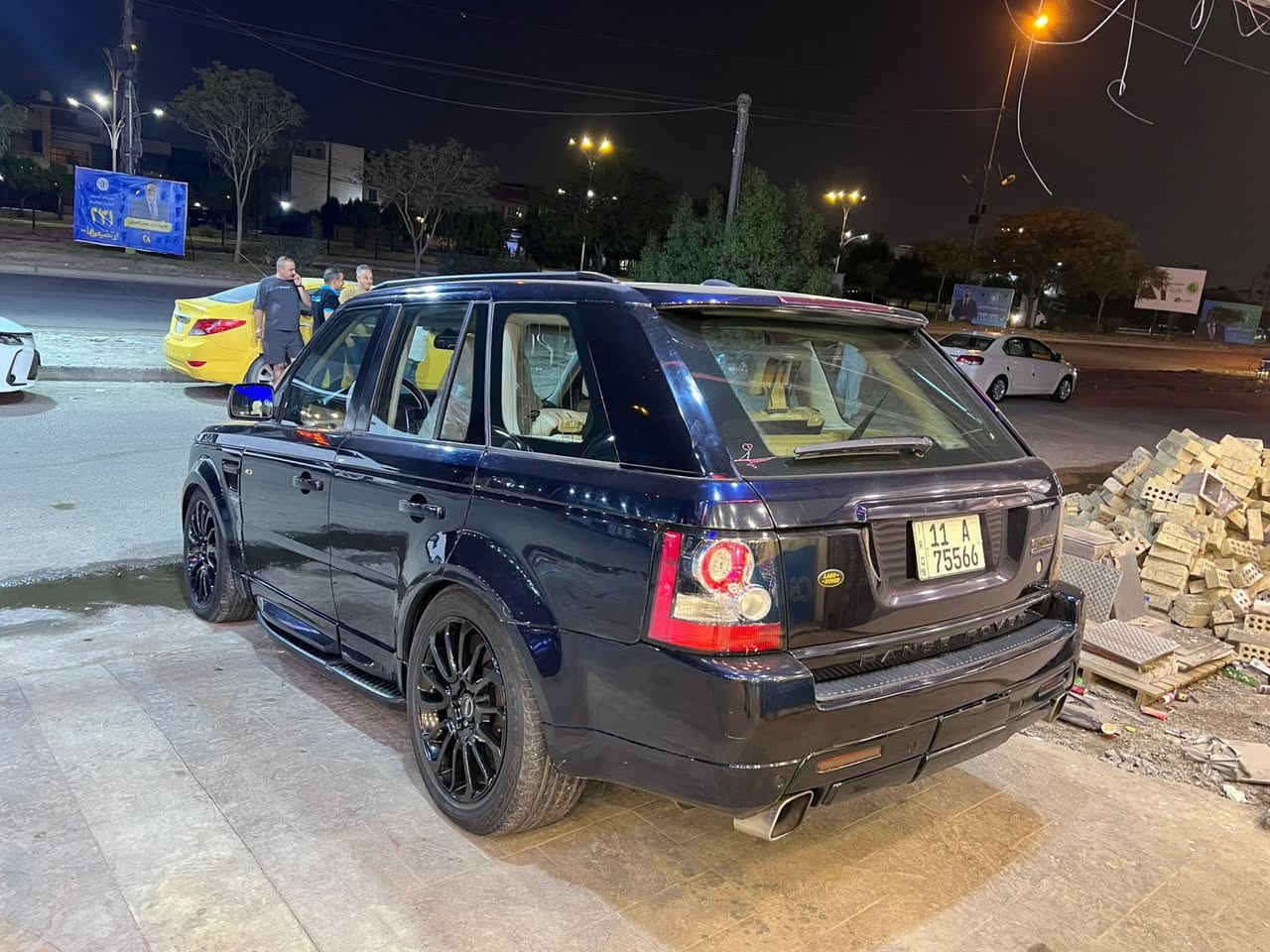 سلام عليكم للبيع رانج روفر سبورت HSE موديل2009  مكفولة رقم بغداد بدون اي حادث صبغ باب السايق فقط  محرك وكير مكفولات السيارة نظيفة جدا جداً على وضع الشركة 

المواصفات
1- رانج روفر موديل 2009 
2- محرك سوبر مكفول بانزين عادي 
3- لايتات حلقية زينون 
4- كشافات امامي زنون 
5- حساسات امامي خلفي اصل 
6- مع بصمة تشغيل
6- دوسات جانبية اصل 
7- صندوق خلفي شفط 
8- كاميررا خلفية بلادية اصل 
9- تخم تاير جديد قبل شهرين شديته 
10- جكات خلفي امامي 
11- جامة خلفية فتح كهرباء
12- غرفة السيارة نظيفة جداً
13- شاشة دشبول اصل للتحكم 
14- فول تحكم ستيرن مع شفتات للستيرن
15- كشنات فول كهرباء تحكم بالحركات 
16- كشنات  جلد 
17- ثلاجة داخلية 
18- ماوس تحكم لوضعيات القيادة في السيارة 
19- سايد بريك بصمة كهربائي
20- سلايد روف قمارة 
21- شاشة لعرض اعطال السيارة والصيانه 
22- السيارة ماشية 100الف كيلو متر حقيقي 
23- وباقي المواصفات المعروفة بالسيارة الغنية عن التعريف 
سنوية بأسمي هزه جديده ابيع تحويل مباشر 
السعر ((135))
مكان بغداد ***********
