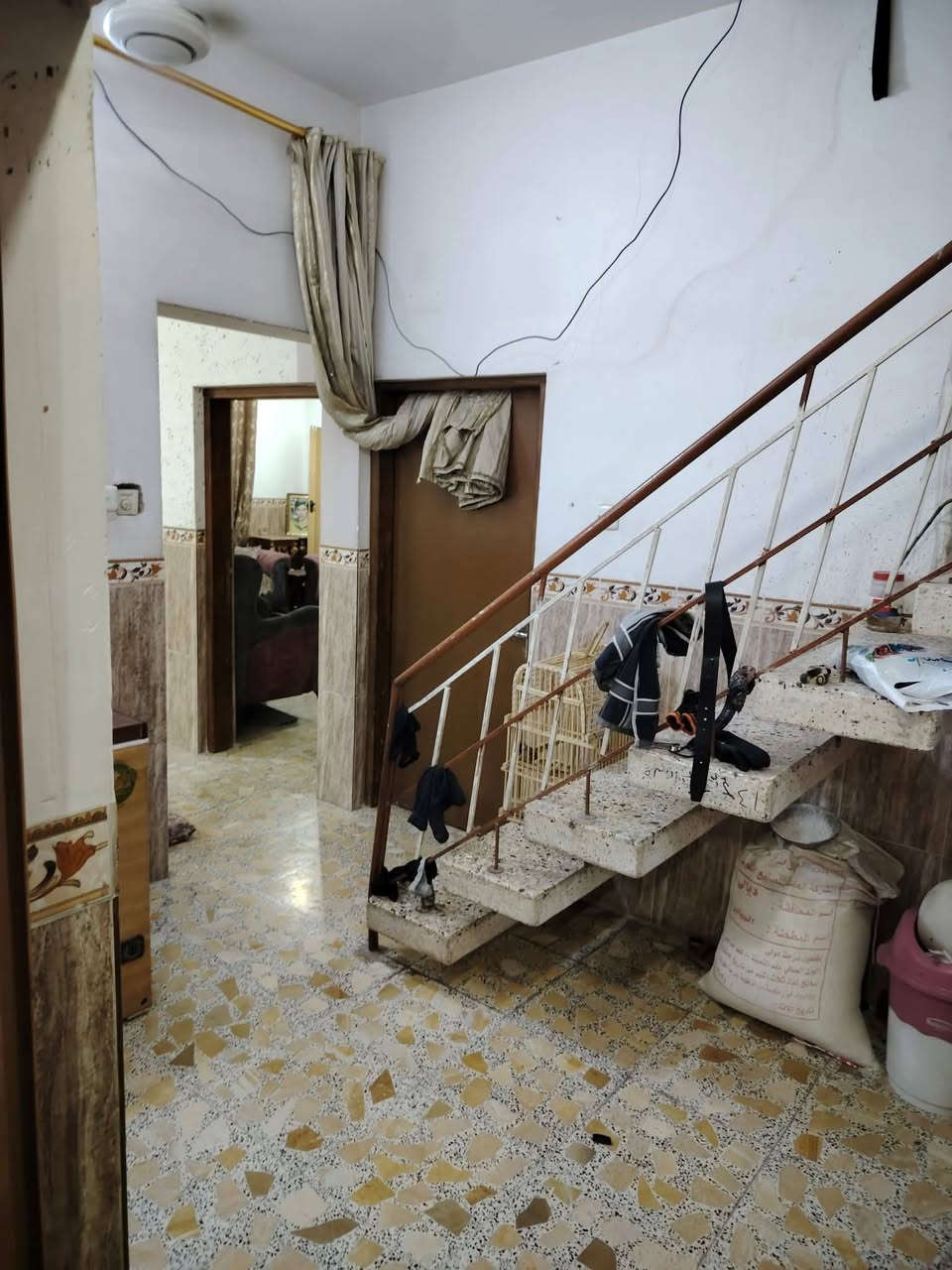 السلام عليكم ، بيت ركن للبيع يحتوي على استقبال وهول وغرفة نوم ومطبخ وترك ومنور 
ويحتوي على 2غرفه بالسطح 
وعنوان البيت 
ديالى 
 منصورية الشط في شارع عباس حاتم 
والتواصل عبر الهاتف📲***********
