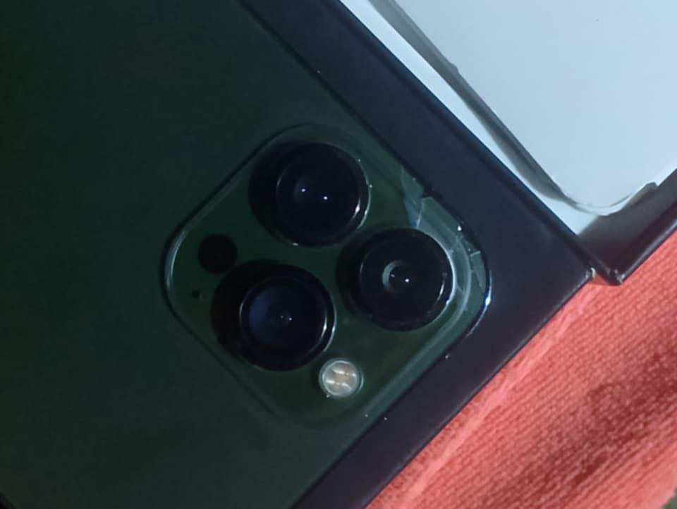 الـسـلام وعـلـيكم
• آيـفون 13 بـرو مـاكـس - iPhone 13 Pro Max
• نـظافة ممـتازة وسـعر مـناسب 
• الـمـواصفات:
• الـذاكرة: 256 
• (نـسخة أمـريكية LL/A)
• الـنموذج M اصــلي 
• الـذاكرة: 256
• اللـون: أخـضر زيـتوني مـلكي  (Alpine Green)
• الـبطارية: 79% (أداء أصـلي وتـكفي يـوم كـامل)
• الـجـهاز عـلى وضـع الـشركة (ما مفتوح ولا مبدل بي أي برغي)
• الملاحظات: ضربة خفيفة جداً يم الكاميرات (موضحة بالصور) • الشاشة بيها نقطة سودة زغيرة كلش ما تأثر على الاستخدام ولا • على اللمس. والجهاز شغال 100% مـضمون ومكفول 
• الملحقات: كـارتون + كـيبل شـحن 
• الـجهاز افـضل واجـمل من الصور
• السعر: 550,000 (قفل)
• للتواصل والاستفسار: ***********
