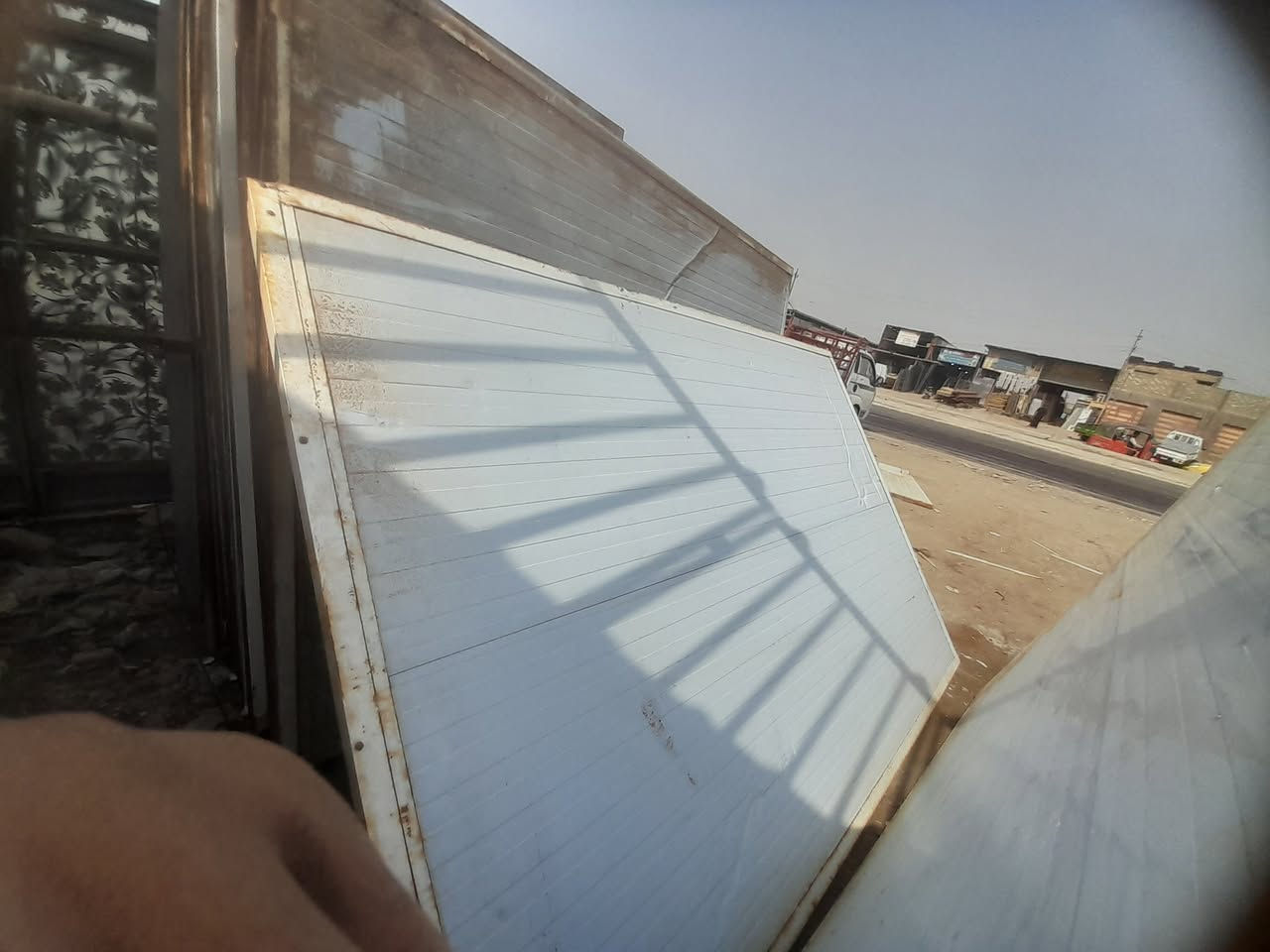 سلام عليكم عندي قاطع سندويج فريم كامل نضافته 

100/100عدد 13 قاطع  قياس عرض 2متر و طول 3متر 
خابر على رقم ***********
